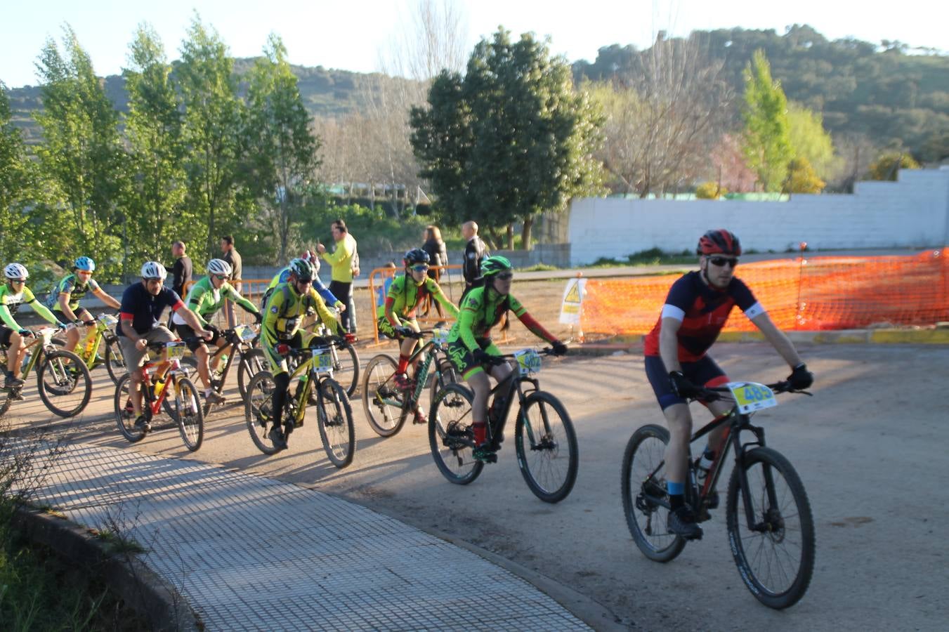 Sensacional jornada en torno al deporte del ciclismo la vivida este domingo, 10 de marzo, en Jerez de los Caballeros con la celebración del VII Maratón templario organizado por el Club ciclista de esta ciudad, con el que se ha dado continuidad a un Open de España de Maratón, que arrancó hace un mes con la VI Vuelta a Córdoba BTT.Miguel Muñoz y Lara Lois, acudían como líderes en la categoría élite tras ser los mejores en la primera cita y en esta prueba, han finalizado cuarto y primera de la general, respectivamente. José Márquez Granado (Quillo Márquez) ha sido el vencedor de la Maratón con un recorrido de 83 kilómetros por el bello entorno de dehesas de Jerez y la comarcar suroeste de Extremadura y con más de 2.000 metros de desnivel acumulado; seguido de Alejandro Díaz de la Peña y José Luis Carrasco Gámez. Agnieta Francke ha sido segunda de la general. En cuanto a los locales, Rafael García Barragán ha sido el primer jerezano de la Maratón en llegar a meta seguido de Ramón Pérez Guerrero y José Ángel González Pérez.El vencedor de la Ruta cicloturista, de 50 kilómetros, ha sido Alberto Cuevas Sánchez, seguido de Antonio Linares Paredes y Pablo Alpiste Quijada.