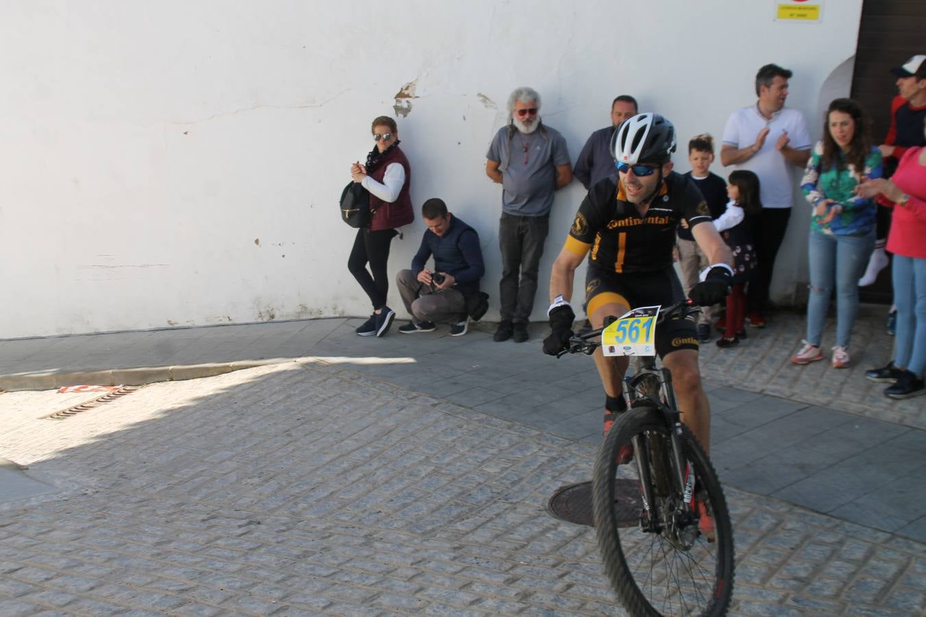 Sensacional jornada en torno al deporte del ciclismo la vivida este domingo, 10 de marzo, en Jerez de los Caballeros con la celebración del VII Maratón templario organizado por el Club ciclista de esta ciudad, con el que se ha dado continuidad a un Open de España de Maratón, que arrancó hace un mes con la VI Vuelta a Córdoba BTT.Miguel Muñoz y Lara Lois, acudían como líderes en la categoría élite tras ser los mejores en la primera cita y en esta prueba, han finalizado cuarto y primera de la general, respectivamente. José Márquez Granado (Quillo Márquez) ha sido el vencedor de la Maratón con un recorrido de 83 kilómetros por el bello entorno de dehesas de Jerez y la comarcar suroeste de Extremadura y con más de 2.000 metros de desnivel acumulado; seguido de Alejandro Díaz de la Peña y José Luis Carrasco Gámez. Agnieta Francke ha sido segunda de la general. En cuanto a los locales, Rafael García Barragán ha sido el primer jerezano de la Maratón en llegar a meta seguido de Ramón Pérez Guerrero y José Ángel González Pérez.El vencedor de la Ruta cicloturista, de 50 kilómetros, ha sido Alberto Cuevas Sánchez, seguido de Antonio Linares Paredes y Pablo Alpiste Quijada.