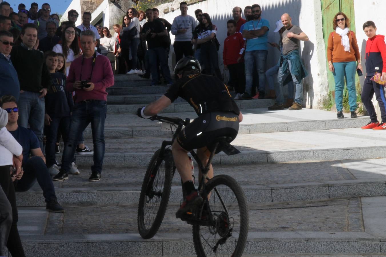 Sensacional jornada en torno al deporte del ciclismo la vivida este domingo, 10 de marzo, en Jerez de los Caballeros con la celebración del VII Maratón templario organizado por el Club ciclista de esta ciudad, con el que se ha dado continuidad a un Open de España de Maratón, que arrancó hace un mes con la VI Vuelta a Córdoba BTT.Miguel Muñoz y Lara Lois, acudían como líderes en la categoría élite tras ser los mejores en la primera cita y en esta prueba, han finalizado cuarto y primera de la general, respectivamente. José Márquez Granado (Quillo Márquez) ha sido el vencedor de la Maratón con un recorrido de 83 kilómetros por el bello entorno de dehesas de Jerez y la comarcar suroeste de Extremadura y con más de 2.000 metros de desnivel acumulado; seguido de Alejandro Díaz de la Peña y José Luis Carrasco Gámez. Agnieta Francke ha sido segunda de la general. En cuanto a los locales, Rafael García Barragán ha sido el primer jerezano de la Maratón en llegar a meta seguido de Ramón Pérez Guerrero y José Ángel González Pérez.El vencedor de la Ruta cicloturista, de 50 kilómetros, ha sido Alberto Cuevas Sánchez, seguido de Antonio Linares Paredes y Pablo Alpiste Quijada.