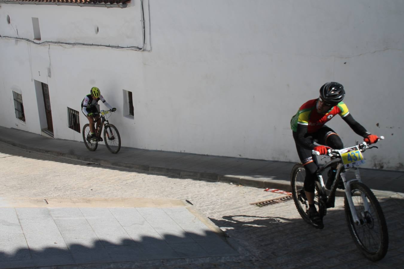 Sensacional jornada en torno al deporte del ciclismo la vivida este domingo, 10 de marzo, en Jerez de los Caballeros con la celebración del VII Maratón templario organizado por el Club ciclista de esta ciudad, con el que se ha dado continuidad a un Open de España de Maratón, que arrancó hace un mes con la VI Vuelta a Córdoba BTT.Miguel Muñoz y Lara Lois, acudían como líderes en la categoría élite tras ser los mejores en la primera cita y en esta prueba, han finalizado cuarto y primera de la general, respectivamente. José Márquez Granado (Quillo Márquez) ha sido el vencedor de la Maratón con un recorrido de 83 kilómetros por el bello entorno de dehesas de Jerez y la comarcar suroeste de Extremadura y con más de 2.000 metros de desnivel acumulado; seguido de Alejandro Díaz de la Peña y José Luis Carrasco Gámez. Agnieta Francke ha sido segunda de la general. En cuanto a los locales, Rafael García Barragán ha sido el primer jerezano de la Maratón en llegar a meta seguido de Ramón Pérez Guerrero y José Ángel González Pérez.El vencedor de la Ruta cicloturista, de 50 kilómetros, ha sido Alberto Cuevas Sánchez, seguido de Antonio Linares Paredes y Pablo Alpiste Quijada.