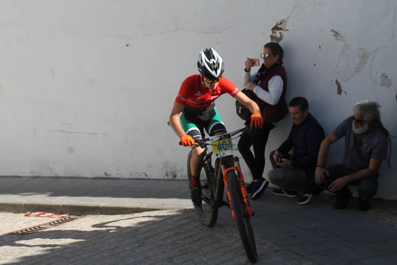 Sensacional jornada en torno al deporte del ciclismo la vivida este domingo, 10 de marzo, en Jerez de los Caballeros con la celebración del VII Maratón templario organizado por el Club ciclista de esta ciudad, con el que se ha dado continuidad a un Open de España de Maratón, que arrancó hace un mes con la VI Vuelta a Córdoba BTT.Miguel Muñoz y Lara Lois, acudían como líderes en la categoría élite tras ser los mejores en la primera cita y en esta prueba, han finalizado cuarto y primera de la general, respectivamente. José Márquez Granado (Quillo Márquez) ha sido el vencedor de la Maratón con un recorrido de 83 kilómetros por el bello entorno de dehesas de Jerez y la comarcar suroeste de Extremadura y con más de 2.000 metros de desnivel acumulado; seguido de Alejandro Díaz de la Peña y José Luis Carrasco Gámez. Agnieta Francke ha sido segunda de la general. En cuanto a los locales, Rafael García Barragán ha sido el primer jerezano de la Maratón en llegar a meta seguido de Ramón Pérez Guerrero y José Ángel González Pérez.El vencedor de la Ruta cicloturista, de 50 kilómetros, ha sido Alberto Cuevas Sánchez, seguido de Antonio Linares Paredes y Pablo Alpiste Quijada.