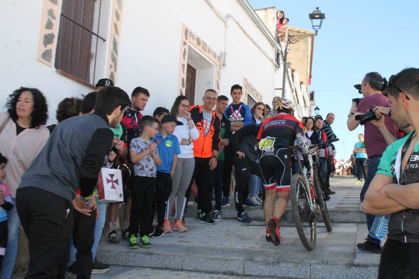 Sensacional jornada en torno al deporte del ciclismo la vivida este domingo, 10 de marzo, en Jerez de los Caballeros con la celebración del VII Maratón templario organizado por el Club ciclista de esta ciudad, con el que se ha dado continuidad a un Open de España de Maratón, que arrancó hace un mes con la VI Vuelta a Córdoba BTT.Miguel Muñoz y Lara Lois, acudían como líderes en la categoría élite tras ser los mejores en la primera cita y en esta prueba, han finalizado cuarto y primera de la general, respectivamente. José Márquez Granado (Quillo Márquez) ha sido el vencedor de la Maratón con un recorrido de 83 kilómetros por el bello entorno de dehesas de Jerez y la comarcar suroeste de Extremadura y con más de 2.000 metros de desnivel acumulado; seguido de Alejandro Díaz de la Peña y José Luis Carrasco Gámez. Agnieta Francke ha sido segunda de la general. En cuanto a los locales, Rafael García Barragán ha sido el primer jerezano de la Maratón en llegar a meta seguido de Ramón Pérez Guerrero y José Ángel González Pérez.El vencedor de la Ruta cicloturista, de 50 kilómetros, ha sido Alberto Cuevas Sánchez, seguido de Antonio Linares Paredes y Pablo Alpiste Quijada.
