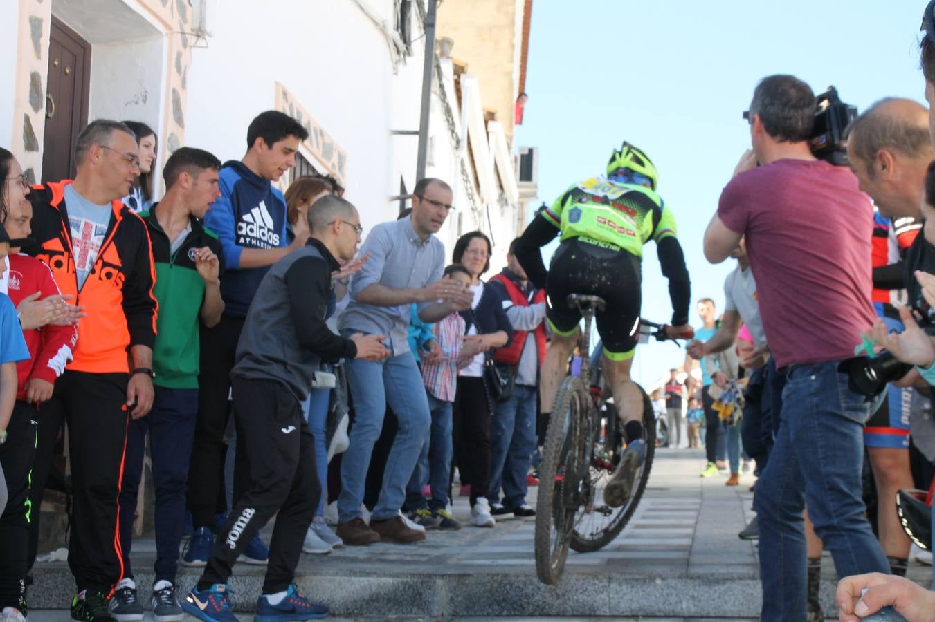 Sensacional jornada en torno al deporte del ciclismo la vivida este domingo, 10 de marzo, en Jerez de los Caballeros con la celebración del VII Maratón templario organizado por el Club ciclista de esta ciudad, con el que se ha dado continuidad a un Open de España de Maratón, que arrancó hace un mes con la VI Vuelta a Córdoba BTT.Miguel Muñoz y Lara Lois, acudían como líderes en la categoría élite tras ser los mejores en la primera cita y en esta prueba, han finalizado cuarto y primera de la general, respectivamente. José Márquez Granado (Quillo Márquez) ha sido el vencedor de la Maratón con un recorrido de 83 kilómetros por el bello entorno de dehesas de Jerez y la comarcar suroeste de Extremadura y con más de 2.000 metros de desnivel acumulado; seguido de Alejandro Díaz de la Peña y José Luis Carrasco Gámez. Agnieta Francke ha sido segunda de la general. En cuanto a los locales, Rafael García Barragán ha sido el primer jerezano de la Maratón en llegar a meta seguido de Ramón Pérez Guerrero y José Ángel González Pérez.El vencedor de la Ruta cicloturista, de 50 kilómetros, ha sido Alberto Cuevas Sánchez, seguido de Antonio Linares Paredes y Pablo Alpiste Quijada.