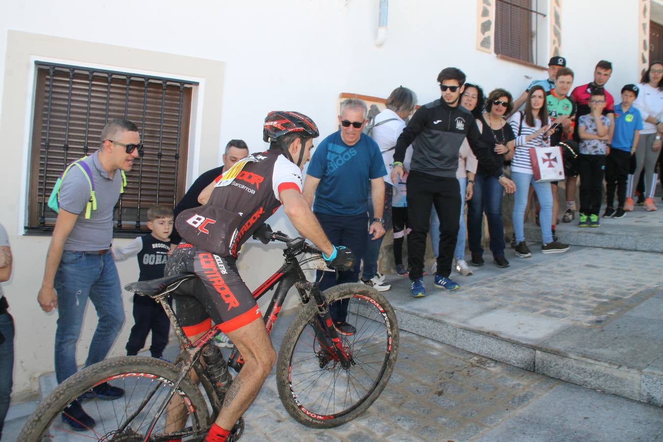 Sensacional jornada en torno al deporte del ciclismo la vivida este domingo, 10 de marzo, en Jerez de los Caballeros con la celebración del VII Maratón templario organizado por el Club ciclista de esta ciudad, con el que se ha dado continuidad a un Open de España de Maratón, que arrancó hace un mes con la VI Vuelta a Córdoba BTT.Miguel Muñoz y Lara Lois, acudían como líderes en la categoría élite tras ser los mejores en la primera cita y en esta prueba, han finalizado cuarto y primera de la general, respectivamente. José Márquez Granado (Quillo Márquez) ha sido el vencedor de la Maratón con un recorrido de 83 kilómetros por el bello entorno de dehesas de Jerez y la comarcar suroeste de Extremadura y con más de 2.000 metros de desnivel acumulado; seguido de Alejandro Díaz de la Peña y José Luis Carrasco Gámez. Agnieta Francke ha sido segunda de la general. En cuanto a los locales, Rafael García Barragán ha sido el primer jerezano de la Maratón en llegar a meta seguido de Ramón Pérez Guerrero y José Ángel González Pérez.El vencedor de la Ruta cicloturista, de 50 kilómetros, ha sido Alberto Cuevas Sánchez, seguido de Antonio Linares Paredes y Pablo Alpiste Quijada.