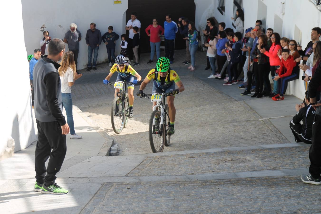 Sensacional jornada en torno al deporte del ciclismo la vivida este domingo, 10 de marzo, en Jerez de los Caballeros con la celebración del VII Maratón templario organizado por el Club ciclista de esta ciudad, con el que se ha dado continuidad a un Open de España de Maratón, que arrancó hace un mes con la VI Vuelta a Córdoba BTT.Miguel Muñoz y Lara Lois, acudían como líderes en la categoría élite tras ser los mejores en la primera cita y en esta prueba, han finalizado cuarto y primera de la general, respectivamente. José Márquez Granado (Quillo Márquez) ha sido el vencedor de la Maratón con un recorrido de 83 kilómetros por el bello entorno de dehesas de Jerez y la comarcar suroeste de Extremadura y con más de 2.000 metros de desnivel acumulado; seguido de Alejandro Díaz de la Peña y José Luis Carrasco Gámez. Agnieta Francke ha sido segunda de la general. En cuanto a los locales, Rafael García Barragán ha sido el primer jerezano de la Maratón en llegar a meta seguido de Ramón Pérez Guerrero y José Ángel González Pérez.El vencedor de la Ruta cicloturista, de 50 kilómetros, ha sido Alberto Cuevas Sánchez, seguido de Antonio Linares Paredes y Pablo Alpiste Quijada.