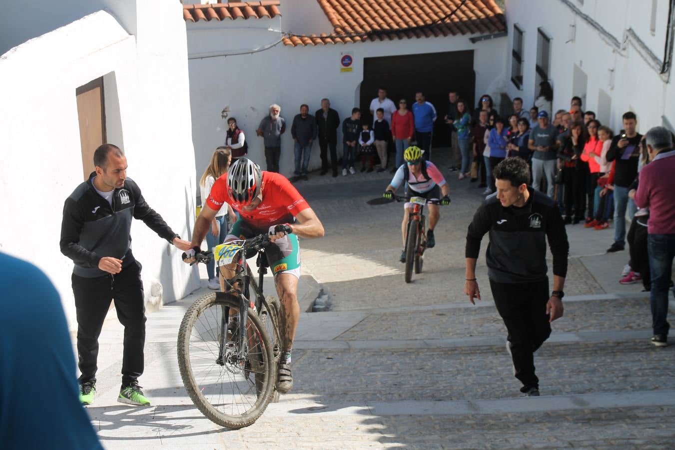Sensacional jornada en torno al deporte del ciclismo la vivida este domingo, 10 de marzo, en Jerez de los Caballeros con la celebración del VII Maratón templario organizado por el Club ciclista de esta ciudad, con el que se ha dado continuidad a un Open de España de Maratón, que arrancó hace un mes con la VI Vuelta a Córdoba BTT.Miguel Muñoz y Lara Lois, acudían como líderes en la categoría élite tras ser los mejores en la primera cita y en esta prueba, han finalizado cuarto y primera de la general, respectivamente. José Márquez Granado (Quillo Márquez) ha sido el vencedor de la Maratón con un recorrido de 83 kilómetros por el bello entorno de dehesas de Jerez y la comarcar suroeste de Extremadura y con más de 2.000 metros de desnivel acumulado; seguido de Alejandro Díaz de la Peña y José Luis Carrasco Gámez. Agnieta Francke ha sido segunda de la general. En cuanto a los locales, Rafael García Barragán ha sido el primer jerezano de la Maratón en llegar a meta seguido de Ramón Pérez Guerrero y José Ángel González Pérez.El vencedor de la Ruta cicloturista, de 50 kilómetros, ha sido Alberto Cuevas Sánchez, seguido de Antonio Linares Paredes y Pablo Alpiste Quijada.