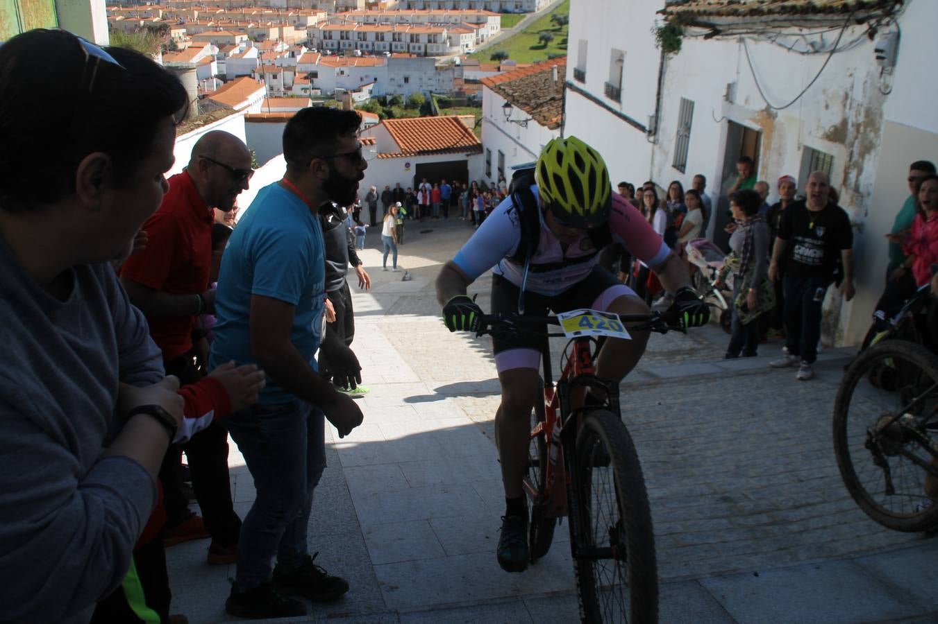 Sensacional jornada en torno al deporte del ciclismo la vivida este domingo, 10 de marzo, en Jerez de los Caballeros con la celebración del VII Maratón templario organizado por el Club ciclista de esta ciudad, con el que se ha dado continuidad a un Open de España de Maratón, que arrancó hace un mes con la VI Vuelta a Córdoba BTT.Miguel Muñoz y Lara Lois, acudían como líderes en la categoría élite tras ser los mejores en la primera cita y en esta prueba, han finalizado cuarto y primera de la general, respectivamente. José Márquez Granado (Quillo Márquez) ha sido el vencedor de la Maratón con un recorrido de 83 kilómetros por el bello entorno de dehesas de Jerez y la comarcar suroeste de Extremadura y con más de 2.000 metros de desnivel acumulado; seguido de Alejandro Díaz de la Peña y José Luis Carrasco Gámez. Agnieta Francke ha sido segunda de la general. En cuanto a los locales, Rafael García Barragán ha sido el primer jerezano de la Maratón en llegar a meta seguido de Ramón Pérez Guerrero y José Ángel González Pérez.El vencedor de la Ruta cicloturista, de 50 kilómetros, ha sido Alberto Cuevas Sánchez, seguido de Antonio Linares Paredes y Pablo Alpiste Quijada.