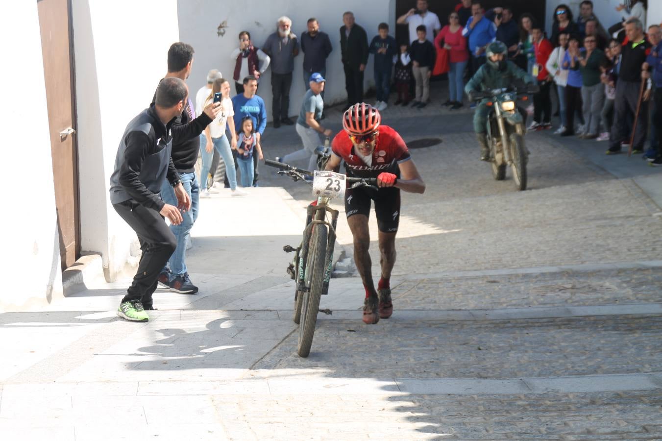 Sensacional jornada en torno al deporte del ciclismo la vivida este domingo, 10 de marzo, en Jerez de los Caballeros con la celebración del VII Maratón templario organizado por el Club ciclista de esta ciudad, con el que se ha dado continuidad a un Open de España de Maratón, que arrancó hace un mes con la VI Vuelta a Córdoba BTT.Miguel Muñoz y Lara Lois, acudían como líderes en la categoría élite tras ser los mejores en la primera cita y en esta prueba, han finalizado cuarto y primera de la general, respectivamente. José Márquez Granado (Quillo Márquez) ha sido el vencedor de la Maratón con un recorrido de 83 kilómetros por el bello entorno de dehesas de Jerez y la comarcar suroeste de Extremadura y con más de 2.000 metros de desnivel acumulado; seguido de Alejandro Díaz de la Peña y José Luis Carrasco Gámez. Agnieta Francke ha sido segunda de la general. En cuanto a los locales, Rafael García Barragán ha sido el primer jerezano de la Maratón en llegar a meta seguido de Ramón Pérez Guerrero y José Ángel González Pérez.El vencedor de la Ruta cicloturista, de 50 kilómetros, ha sido Alberto Cuevas Sánchez, seguido de Antonio Linares Paredes y Pablo Alpiste Quijada.
