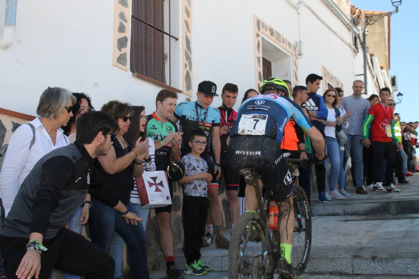 Sensacional jornada en torno al deporte del ciclismo la vivida este domingo, 10 de marzo, en Jerez de los Caballeros con la celebración del VII Maratón templario organizado por el Club ciclista de esta ciudad, con el que se ha dado continuidad a un Open de España de Maratón, que arrancó hace un mes con la VI Vuelta a Córdoba BTT.Miguel Muñoz y Lara Lois, acudían como líderes en la categoría élite tras ser los mejores en la primera cita y en esta prueba, han finalizado cuarto y primera de la general, respectivamente. José Márquez Granado (Quillo Márquez) ha sido el vencedor de la Maratón con un recorrido de 83 kilómetros por el bello entorno de dehesas de Jerez y la comarcar suroeste de Extremadura y con más de 2.000 metros de desnivel acumulado; seguido de Alejandro Díaz de la Peña y José Luis Carrasco Gámez. Agnieta Francke ha sido segunda de la general. En cuanto a los locales, Rafael García Barragán ha sido el primer jerezano de la Maratón en llegar a meta seguido de Ramón Pérez Guerrero y José Ángel González Pérez.El vencedor de la Ruta cicloturista, de 50 kilómetros, ha sido Alberto Cuevas Sánchez, seguido de Antonio Linares Paredes y Pablo Alpiste Quijada.