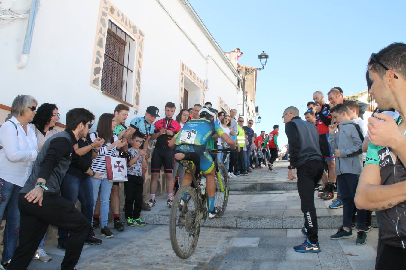 Sensacional jornada en torno al deporte del ciclismo la vivida este domingo, 10 de marzo, en Jerez de los Caballeros con la celebración del VII Maratón templario organizado por el Club ciclista de esta ciudad, con el que se ha dado continuidad a un Open de España de Maratón, que arrancó hace un mes con la VI Vuelta a Córdoba BTT.Miguel Muñoz y Lara Lois, acudían como líderes en la categoría élite tras ser los mejores en la primera cita y en esta prueba, han finalizado cuarto y primera de la general, respectivamente. José Márquez Granado (Quillo Márquez) ha sido el vencedor de la Maratón con un recorrido de 83 kilómetros por el bello entorno de dehesas de Jerez y la comarcar suroeste de Extremadura y con más de 2.000 metros de desnivel acumulado; seguido de Alejandro Díaz de la Peña y José Luis Carrasco Gámez. Agnieta Francke ha sido segunda de la general. En cuanto a los locales, Rafael García Barragán ha sido el primer jerezano de la Maratón en llegar a meta seguido de Ramón Pérez Guerrero y José Ángel González Pérez.El vencedor de la Ruta cicloturista, de 50 kilómetros, ha sido Alberto Cuevas Sánchez, seguido de Antonio Linares Paredes y Pablo Alpiste Quijada.