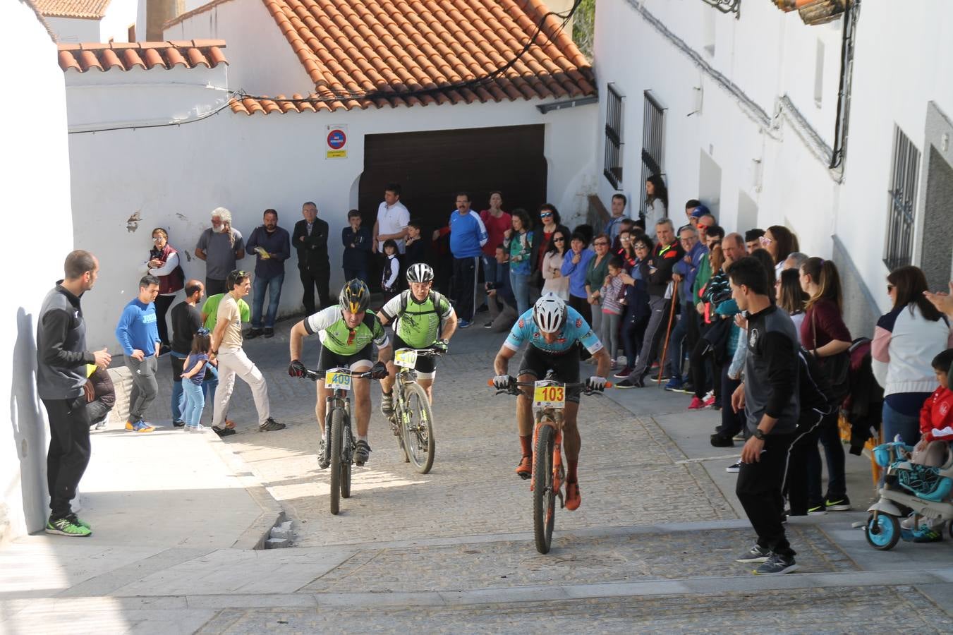 Sensacional jornada en torno al deporte del ciclismo la vivida este domingo, 10 de marzo, en Jerez de los Caballeros con la celebración del VII Maratón templario organizado por el Club ciclista de esta ciudad, con el que se ha dado continuidad a un Open de España de Maratón, que arrancó hace un mes con la VI Vuelta a Córdoba BTT.Miguel Muñoz y Lara Lois, acudían como líderes en la categoría élite tras ser los mejores en la primera cita y en esta prueba, han finalizado cuarto y primera de la general, respectivamente. José Márquez Granado (Quillo Márquez) ha sido el vencedor de la Maratón con un recorrido de 83 kilómetros por el bello entorno de dehesas de Jerez y la comarcar suroeste de Extremadura y con más de 2.000 metros de desnivel acumulado; seguido de Alejandro Díaz de la Peña y José Luis Carrasco Gámez. Agnieta Francke ha sido segunda de la general. En cuanto a los locales, Rafael García Barragán ha sido el primer jerezano de la Maratón en llegar a meta seguido de Ramón Pérez Guerrero y José Ángel González Pérez.El vencedor de la Ruta cicloturista, de 50 kilómetros, ha sido Alberto Cuevas Sánchez, seguido de Antonio Linares Paredes y Pablo Alpiste Quijada.