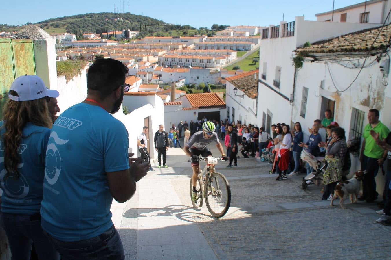 Sensacional jornada en torno al deporte del ciclismo la vivida este domingo, 10 de marzo, en Jerez de los Caballeros con la celebración del VII Maratón templario organizado por el Club ciclista de esta ciudad, con el que se ha dado continuidad a un Open de España de Maratón, que arrancó hace un mes con la VI Vuelta a Córdoba BTT.Miguel Muñoz y Lara Lois, acudían como líderes en la categoría élite tras ser los mejores en la primera cita y en esta prueba, han finalizado cuarto y primera de la general, respectivamente. José Márquez Granado (Quillo Márquez) ha sido el vencedor de la Maratón con un recorrido de 83 kilómetros por el bello entorno de dehesas de Jerez y la comarcar suroeste de Extremadura y con más de 2.000 metros de desnivel acumulado; seguido de Alejandro Díaz de la Peña y José Luis Carrasco Gámez. Agnieta Francke ha sido segunda de la general. En cuanto a los locales, Rafael García Barragán ha sido el primer jerezano de la Maratón en llegar a meta seguido de Ramón Pérez Guerrero y José Ángel González Pérez.El vencedor de la Ruta cicloturista, de 50 kilómetros, ha sido Alberto Cuevas Sánchez, seguido de Antonio Linares Paredes y Pablo Alpiste Quijada.