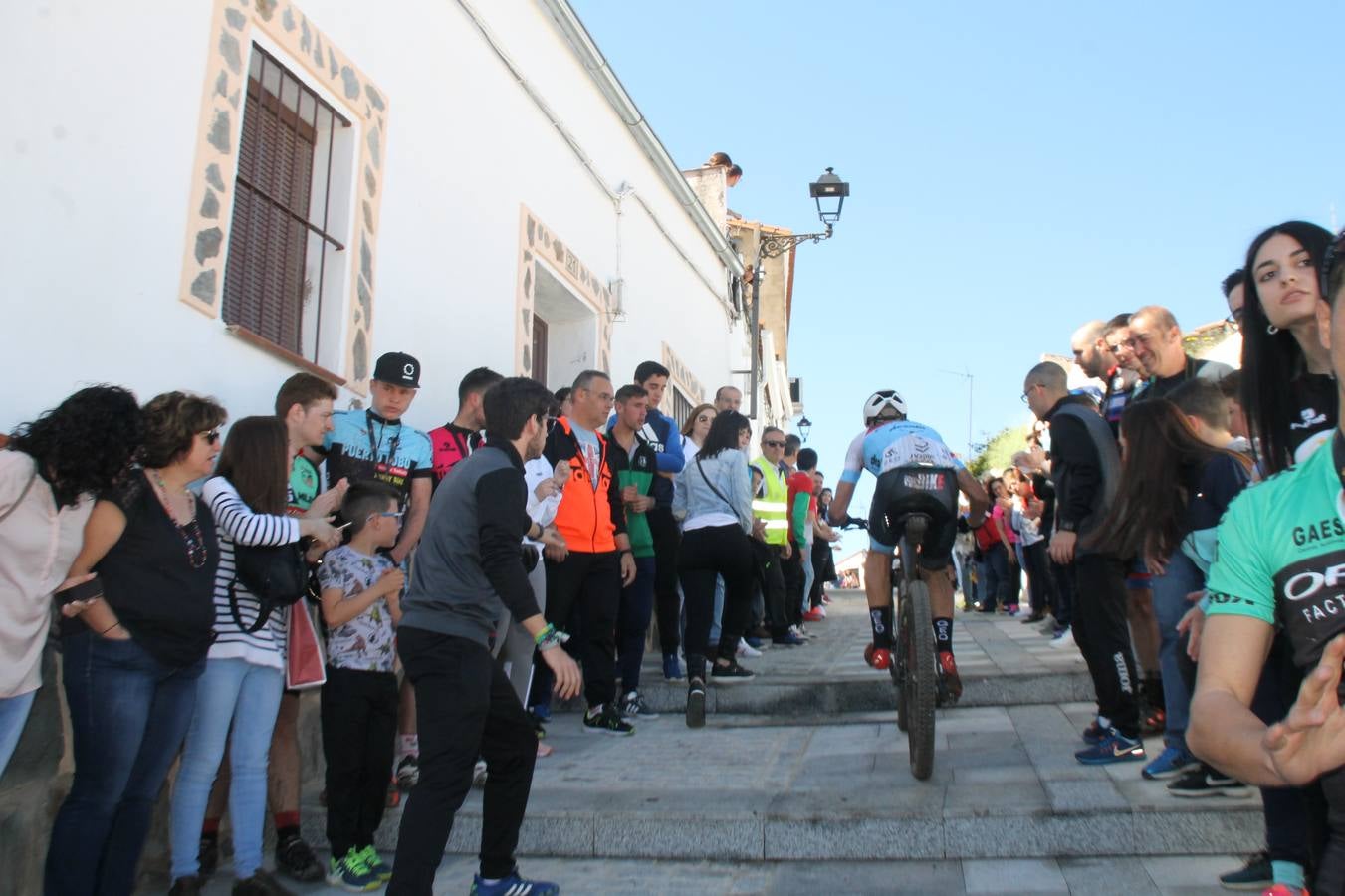 Sensacional jornada en torno al deporte del ciclismo la vivida este domingo, 10 de marzo, en Jerez de los Caballeros con la celebración del VII Maratón templario organizado por el Club ciclista de esta ciudad, con el que se ha dado continuidad a un Open de España de Maratón, que arrancó hace un mes con la VI Vuelta a Córdoba BTT.Miguel Muñoz y Lara Lois, acudían como líderes en la categoría élite tras ser los mejores en la primera cita y en esta prueba, han finalizado cuarto y primera de la general, respectivamente. José Márquez Granado (Quillo Márquez) ha sido el vencedor de la Maratón con un recorrido de 83 kilómetros por el bello entorno de dehesas de Jerez y la comarcar suroeste de Extremadura y con más de 2.000 metros de desnivel acumulado; seguido de Alejandro Díaz de la Peña y José Luis Carrasco Gámez. Agnieta Francke ha sido segunda de la general. En cuanto a los locales, Rafael García Barragán ha sido el primer jerezano de la Maratón en llegar a meta seguido de Ramón Pérez Guerrero y José Ángel González Pérez.El vencedor de la Ruta cicloturista, de 50 kilómetros, ha sido Alberto Cuevas Sánchez, seguido de Antonio Linares Paredes y Pablo Alpiste Quijada.
