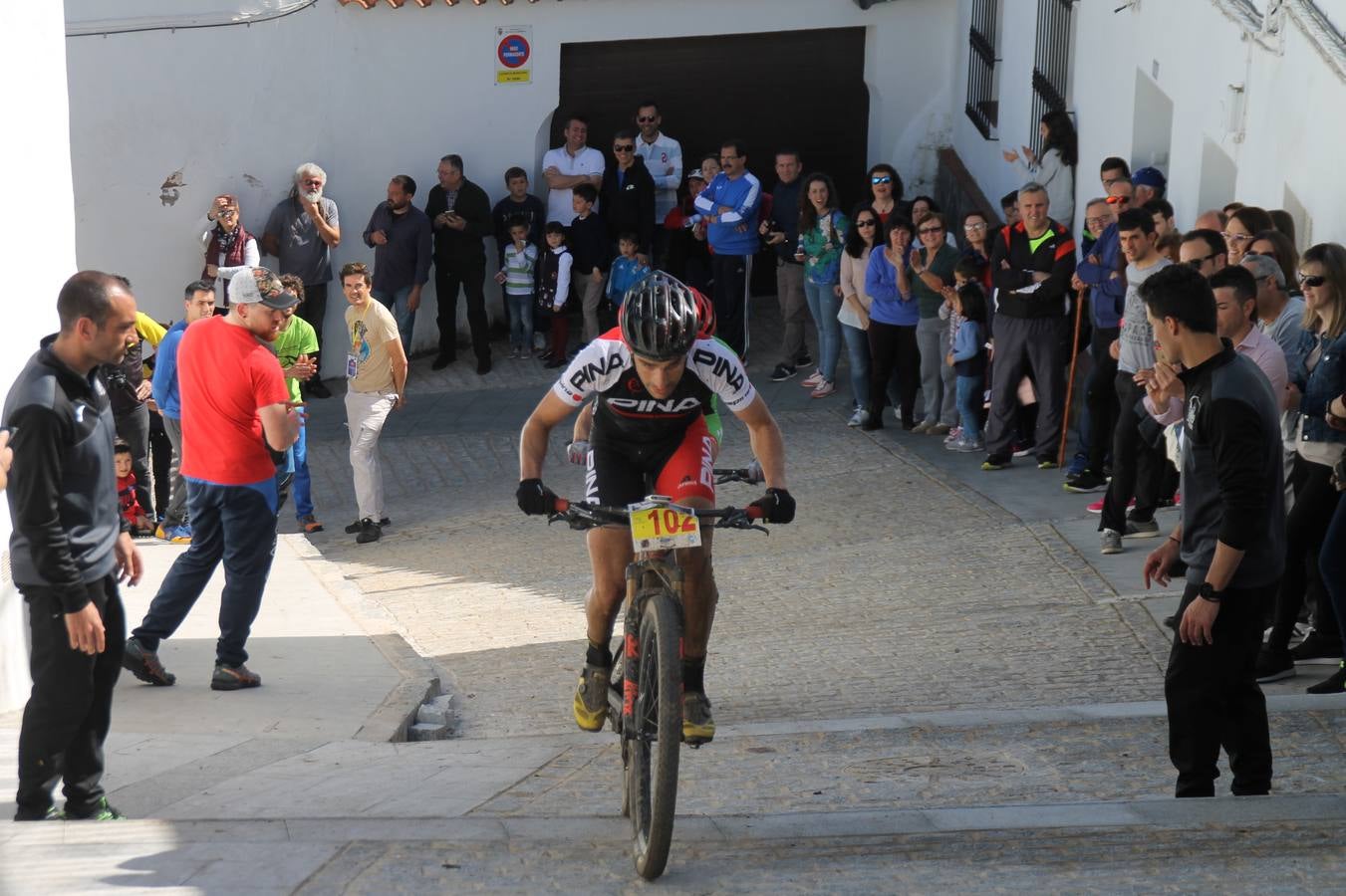 Sensacional jornada en torno al deporte del ciclismo la vivida este domingo, 10 de marzo, en Jerez de los Caballeros con la celebración del VII Maratón templario organizado por el Club ciclista de esta ciudad, con el que se ha dado continuidad a un Open de España de Maratón, que arrancó hace un mes con la VI Vuelta a Córdoba BTT.Miguel Muñoz y Lara Lois, acudían como líderes en la categoría élite tras ser los mejores en la primera cita y en esta prueba, han finalizado cuarto y primera de la general, respectivamente. José Márquez Granado (Quillo Márquez) ha sido el vencedor de la Maratón con un recorrido de 83 kilómetros por el bello entorno de dehesas de Jerez y la comarcar suroeste de Extremadura y con más de 2.000 metros de desnivel acumulado; seguido de Alejandro Díaz de la Peña y José Luis Carrasco Gámez. Agnieta Francke ha sido segunda de la general. En cuanto a los locales, Rafael García Barragán ha sido el primer jerezano de la Maratón en llegar a meta seguido de Ramón Pérez Guerrero y José Ángel González Pérez.El vencedor de la Ruta cicloturista, de 50 kilómetros, ha sido Alberto Cuevas Sánchez, seguido de Antonio Linares Paredes y Pablo Alpiste Quijada.