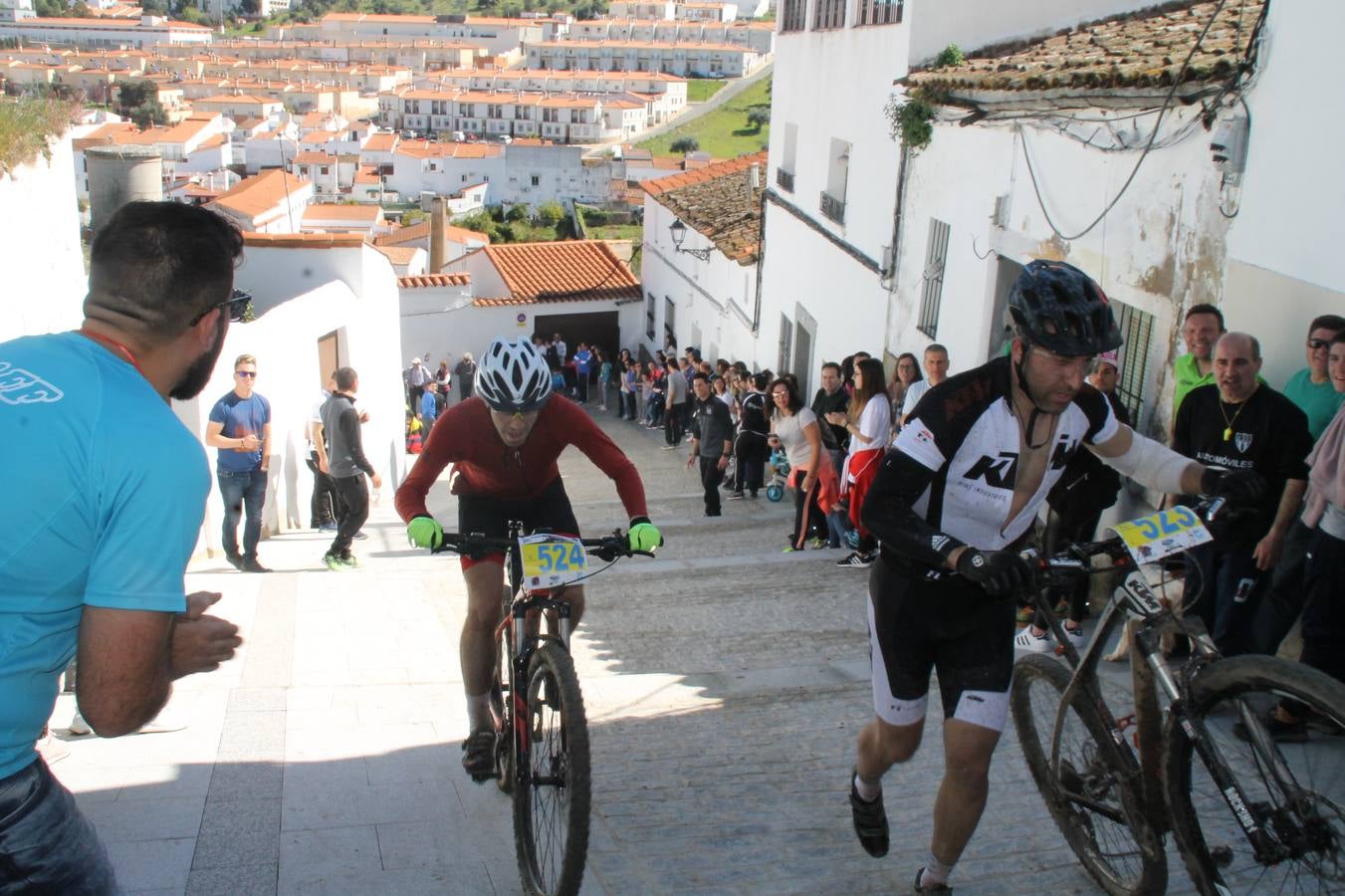 Sensacional jornada en torno al deporte del ciclismo la vivida este domingo, 10 de marzo, en Jerez de los Caballeros con la celebración del VII Maratón templario organizado por el Club ciclista de esta ciudad, con el que se ha dado continuidad a un Open de España de Maratón, que arrancó hace un mes con la VI Vuelta a Córdoba BTT.Miguel Muñoz y Lara Lois, acudían como líderes en la categoría élite tras ser los mejores en la primera cita y en esta prueba, han finalizado cuarto y primera de la general, respectivamente. José Márquez Granado (Quillo Márquez) ha sido el vencedor de la Maratón con un recorrido de 83 kilómetros por el bello entorno de dehesas de Jerez y la comarcar suroeste de Extremadura y con más de 2.000 metros de desnivel acumulado; seguido de Alejandro Díaz de la Peña y José Luis Carrasco Gámez. Agnieta Francke ha sido segunda de la general. En cuanto a los locales, Rafael García Barragán ha sido el primer jerezano de la Maratón en llegar a meta seguido de Ramón Pérez Guerrero y José Ángel González Pérez.El vencedor de la Ruta cicloturista, de 50 kilómetros, ha sido Alberto Cuevas Sánchez, seguido de Antonio Linares Paredes y Pablo Alpiste Quijada.