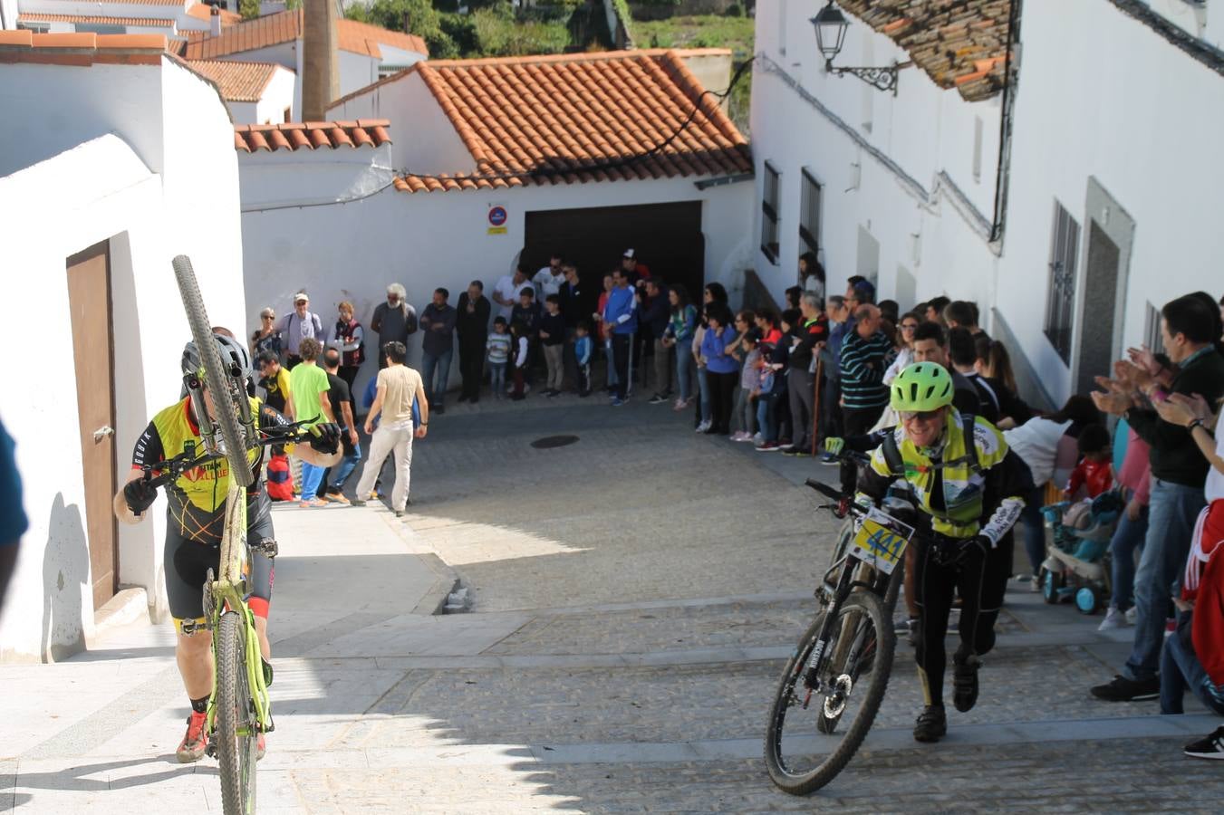 Sensacional jornada en torno al deporte del ciclismo la vivida este domingo, 10 de marzo, en Jerez de los Caballeros con la celebración del VII Maratón templario organizado por el Club ciclista de esta ciudad, con el que se ha dado continuidad a un Open de España de Maratón, que arrancó hace un mes con la VI Vuelta a Córdoba BTT.Miguel Muñoz y Lara Lois, acudían como líderes en la categoría élite tras ser los mejores en la primera cita y en esta prueba, han finalizado cuarto y primera de la general, respectivamente. José Márquez Granado (Quillo Márquez) ha sido el vencedor de la Maratón con un recorrido de 83 kilómetros por el bello entorno de dehesas de Jerez y la comarcar suroeste de Extremadura y con más de 2.000 metros de desnivel acumulado; seguido de Alejandro Díaz de la Peña y José Luis Carrasco Gámez. Agnieta Francke ha sido segunda de la general. En cuanto a los locales, Rafael García Barragán ha sido el primer jerezano de la Maratón en llegar a meta seguido de Ramón Pérez Guerrero y José Ángel González Pérez.El vencedor de la Ruta cicloturista, de 50 kilómetros, ha sido Alberto Cuevas Sánchez, seguido de Antonio Linares Paredes y Pablo Alpiste Quijada.