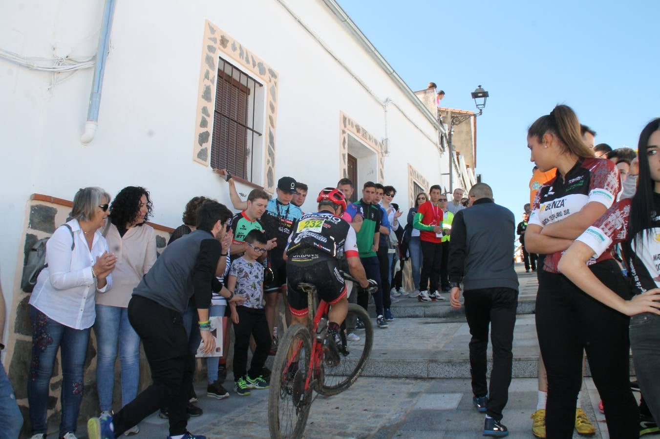Sensacional jornada en torno al deporte del ciclismo la vivida este domingo, 10 de marzo, en Jerez de los Caballeros con la celebración del VII Maratón templario organizado por el Club ciclista de esta ciudad, con el que se ha dado continuidad a un Open de España de Maratón, que arrancó hace un mes con la VI Vuelta a Córdoba BTT.Miguel Muñoz y Lara Lois, acudían como líderes en la categoría élite tras ser los mejores en la primera cita y en esta prueba, han finalizado cuarto y primera de la general, respectivamente. José Márquez Granado (Quillo Márquez) ha sido el vencedor de la Maratón con un recorrido de 83 kilómetros por el bello entorno de dehesas de Jerez y la comarcar suroeste de Extremadura y con más de 2.000 metros de desnivel acumulado; seguido de Alejandro Díaz de la Peña y José Luis Carrasco Gámez. Agnieta Francke ha sido segunda de la general. En cuanto a los locales, Rafael García Barragán ha sido el primer jerezano de la Maratón en llegar a meta seguido de Ramón Pérez Guerrero y José Ángel González Pérez.El vencedor de la Ruta cicloturista, de 50 kilómetros, ha sido Alberto Cuevas Sánchez, seguido de Antonio Linares Paredes y Pablo Alpiste Quijada.
