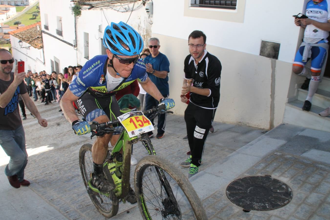 Sensacional jornada en torno al deporte del ciclismo la vivida este domingo, 10 de marzo, en Jerez de los Caballeros con la celebración del VII Maratón templario organizado por el Club ciclista de esta ciudad, con el que se ha dado continuidad a un Open de España de Maratón, que arrancó hace un mes con la VI Vuelta a Córdoba BTT.Miguel Muñoz y Lara Lois, acudían como líderes en la categoría élite tras ser los mejores en la primera cita y en esta prueba, han finalizado cuarto y primera de la general, respectivamente. José Márquez Granado (Quillo Márquez) ha sido el vencedor de la Maratón con un recorrido de 83 kilómetros por el bello entorno de dehesas de Jerez y la comarcar suroeste de Extremadura y con más de 2.000 metros de desnivel acumulado; seguido de Alejandro Díaz de la Peña y José Luis Carrasco Gámez. Agnieta Francke ha sido segunda de la general. En cuanto a los locales, Rafael García Barragán ha sido el primer jerezano de la Maratón en llegar a meta seguido de Ramón Pérez Guerrero y José Ángel González Pérez.El vencedor de la Ruta cicloturista, de 50 kilómetros, ha sido Alberto Cuevas Sánchez, seguido de Antonio Linares Paredes y Pablo Alpiste Quijada.