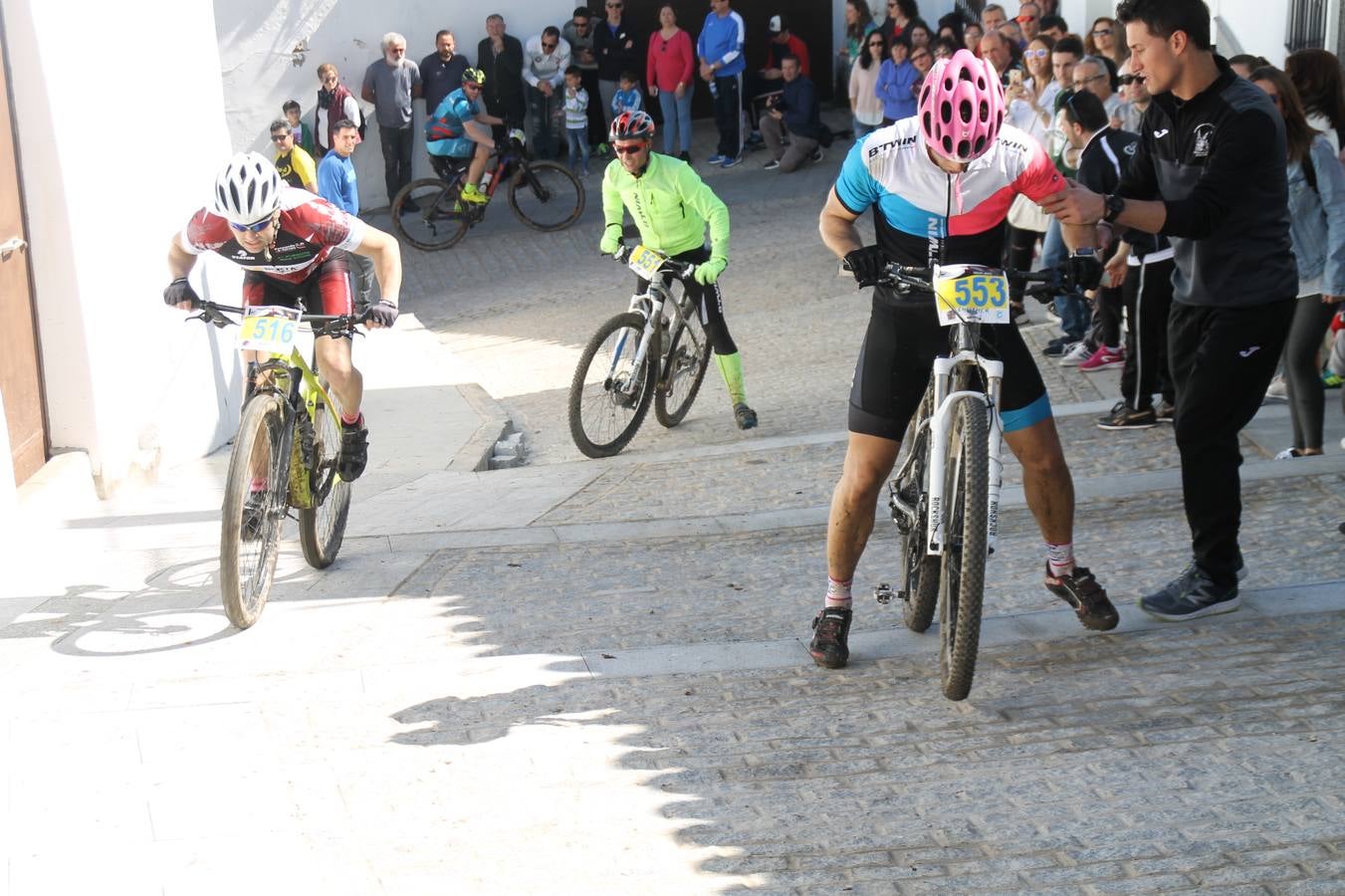 Sensacional jornada en torno al deporte del ciclismo la vivida este domingo, 10 de marzo, en Jerez de los Caballeros con la celebración del VII Maratón templario organizado por el Club ciclista de esta ciudad, con el que se ha dado continuidad a un Open de España de Maratón, que arrancó hace un mes con la VI Vuelta a Córdoba BTT.Miguel Muñoz y Lara Lois, acudían como líderes en la categoría élite tras ser los mejores en la primera cita y en esta prueba, han finalizado cuarto y primera de la general, respectivamente. José Márquez Granado (Quillo Márquez) ha sido el vencedor de la Maratón con un recorrido de 83 kilómetros por el bello entorno de dehesas de Jerez y la comarcar suroeste de Extremadura y con más de 2.000 metros de desnivel acumulado; seguido de Alejandro Díaz de la Peña y José Luis Carrasco Gámez. Agnieta Francke ha sido segunda de la general. En cuanto a los locales, Rafael García Barragán ha sido el primer jerezano de la Maratón en llegar a meta seguido de Ramón Pérez Guerrero y José Ángel González Pérez.El vencedor de la Ruta cicloturista, de 50 kilómetros, ha sido Alberto Cuevas Sánchez, seguido de Antonio Linares Paredes y Pablo Alpiste Quijada.