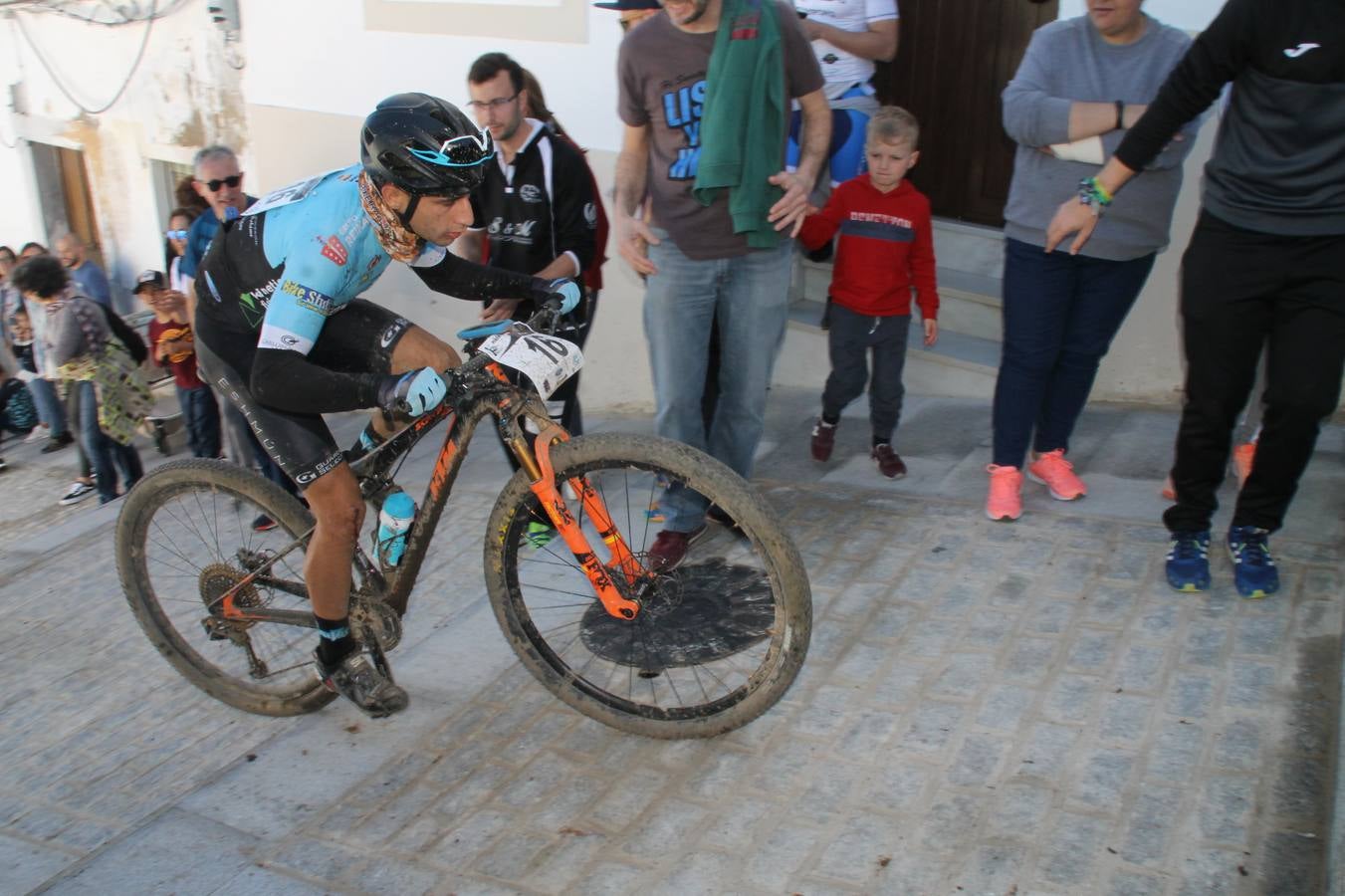Sensacional jornada en torno al deporte del ciclismo la vivida este domingo, 10 de marzo, en Jerez de los Caballeros con la celebración del VII Maratón templario organizado por el Club ciclista de esta ciudad, con el que se ha dado continuidad a un Open de España de Maratón, que arrancó hace un mes con la VI Vuelta a Córdoba BTT.Miguel Muñoz y Lara Lois, acudían como líderes en la categoría élite tras ser los mejores en la primera cita y en esta prueba, han finalizado cuarto y primera de la general, respectivamente. José Márquez Granado (Quillo Márquez) ha sido el vencedor de la Maratón con un recorrido de 83 kilómetros por el bello entorno de dehesas de Jerez y la comarcar suroeste de Extremadura y con más de 2.000 metros de desnivel acumulado; seguido de Alejandro Díaz de la Peña y José Luis Carrasco Gámez. Agnieta Francke ha sido segunda de la general. En cuanto a los locales, Rafael García Barragán ha sido el primer jerezano de la Maratón en llegar a meta seguido de Ramón Pérez Guerrero y José Ángel González Pérez.El vencedor de la Ruta cicloturista, de 50 kilómetros, ha sido Alberto Cuevas Sánchez, seguido de Antonio Linares Paredes y Pablo Alpiste Quijada.