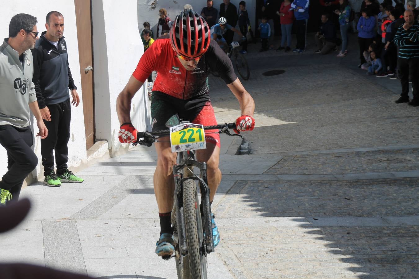 Sensacional jornada en torno al deporte del ciclismo la vivida este domingo, 10 de marzo, en Jerez de los Caballeros con la celebración del VII Maratón templario organizado por el Club ciclista de esta ciudad, con el que se ha dado continuidad a un Open de España de Maratón, que arrancó hace un mes con la VI Vuelta a Córdoba BTT.Miguel Muñoz y Lara Lois, acudían como líderes en la categoría élite tras ser los mejores en la primera cita y en esta prueba, han finalizado cuarto y primera de la general, respectivamente. José Márquez Granado (Quillo Márquez) ha sido el vencedor de la Maratón con un recorrido de 83 kilómetros por el bello entorno de dehesas de Jerez y la comarcar suroeste de Extremadura y con más de 2.000 metros de desnivel acumulado; seguido de Alejandro Díaz de la Peña y José Luis Carrasco Gámez. Agnieta Francke ha sido segunda de la general. En cuanto a los locales, Rafael García Barragán ha sido el primer jerezano de la Maratón en llegar a meta seguido de Ramón Pérez Guerrero y José Ángel González Pérez.El vencedor de la Ruta cicloturista, de 50 kilómetros, ha sido Alberto Cuevas Sánchez, seguido de Antonio Linares Paredes y Pablo Alpiste Quijada.