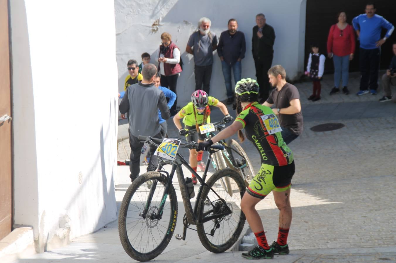 Sensacional jornada en torno al deporte del ciclismo la vivida este domingo, 10 de marzo, en Jerez de los Caballeros con la celebración del VII Maratón templario organizado por el Club ciclista de esta ciudad, con el que se ha dado continuidad a un Open de España de Maratón, que arrancó hace un mes con la VI Vuelta a Córdoba BTT.Miguel Muñoz y Lara Lois, acudían como líderes en la categoría élite tras ser los mejores en la primera cita y en esta prueba, han finalizado cuarto y primera de la general, respectivamente. José Márquez Granado (Quillo Márquez) ha sido el vencedor de la Maratón con un recorrido de 83 kilómetros por el bello entorno de dehesas de Jerez y la comarcar suroeste de Extremadura y con más de 2.000 metros de desnivel acumulado; seguido de Alejandro Díaz de la Peña y José Luis Carrasco Gámez. Agnieta Francke ha sido segunda de la general. En cuanto a los locales, Rafael García Barragán ha sido el primer jerezano de la Maratón en llegar a meta seguido de Ramón Pérez Guerrero y José Ángel González Pérez.El vencedor de la Ruta cicloturista, de 50 kilómetros, ha sido Alberto Cuevas Sánchez, seguido de Antonio Linares Paredes y Pablo Alpiste Quijada.