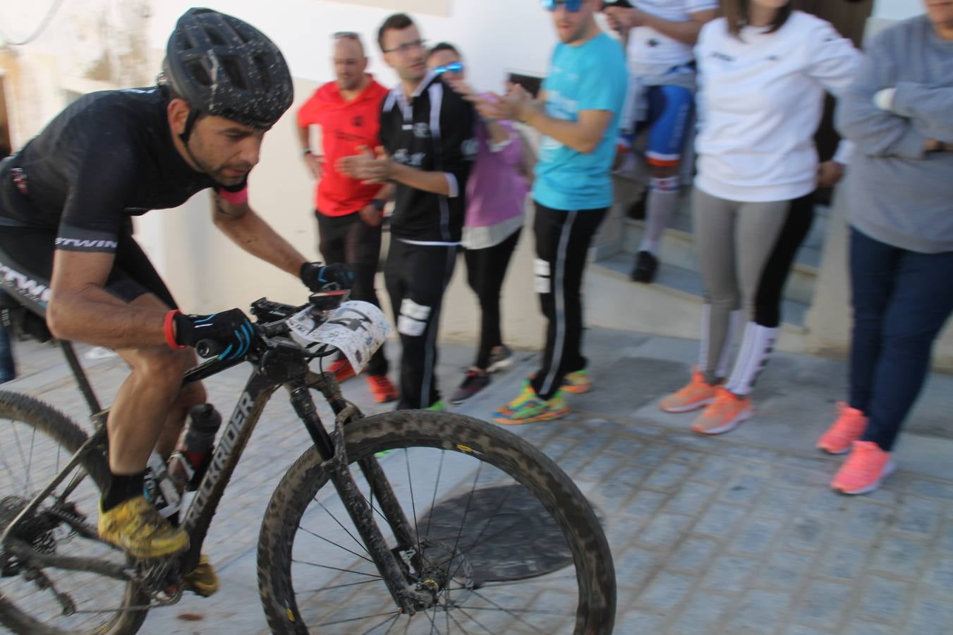 Sensacional jornada en torno al deporte del ciclismo la vivida este domingo, 10 de marzo, en Jerez de los Caballeros con la celebración del VII Maratón templario organizado por el Club ciclista de esta ciudad, con el que se ha dado continuidad a un Open de España de Maratón, que arrancó hace un mes con la VI Vuelta a Córdoba BTT.Miguel Muñoz y Lara Lois, acudían como líderes en la categoría élite tras ser los mejores en la primera cita y en esta prueba, han finalizado cuarto y primera de la general, respectivamente. José Márquez Granado (Quillo Márquez) ha sido el vencedor de la Maratón con un recorrido de 83 kilómetros por el bello entorno de dehesas de Jerez y la comarcar suroeste de Extremadura y con más de 2.000 metros de desnivel acumulado; seguido de Alejandro Díaz de la Peña y José Luis Carrasco Gámez. Agnieta Francke ha sido segunda de la general. En cuanto a los locales, Rafael García Barragán ha sido el primer jerezano de la Maratón en llegar a meta seguido de Ramón Pérez Guerrero y José Ángel González Pérez.El vencedor de la Ruta cicloturista, de 50 kilómetros, ha sido Alberto Cuevas Sánchez, seguido de Antonio Linares Paredes y Pablo Alpiste Quijada.