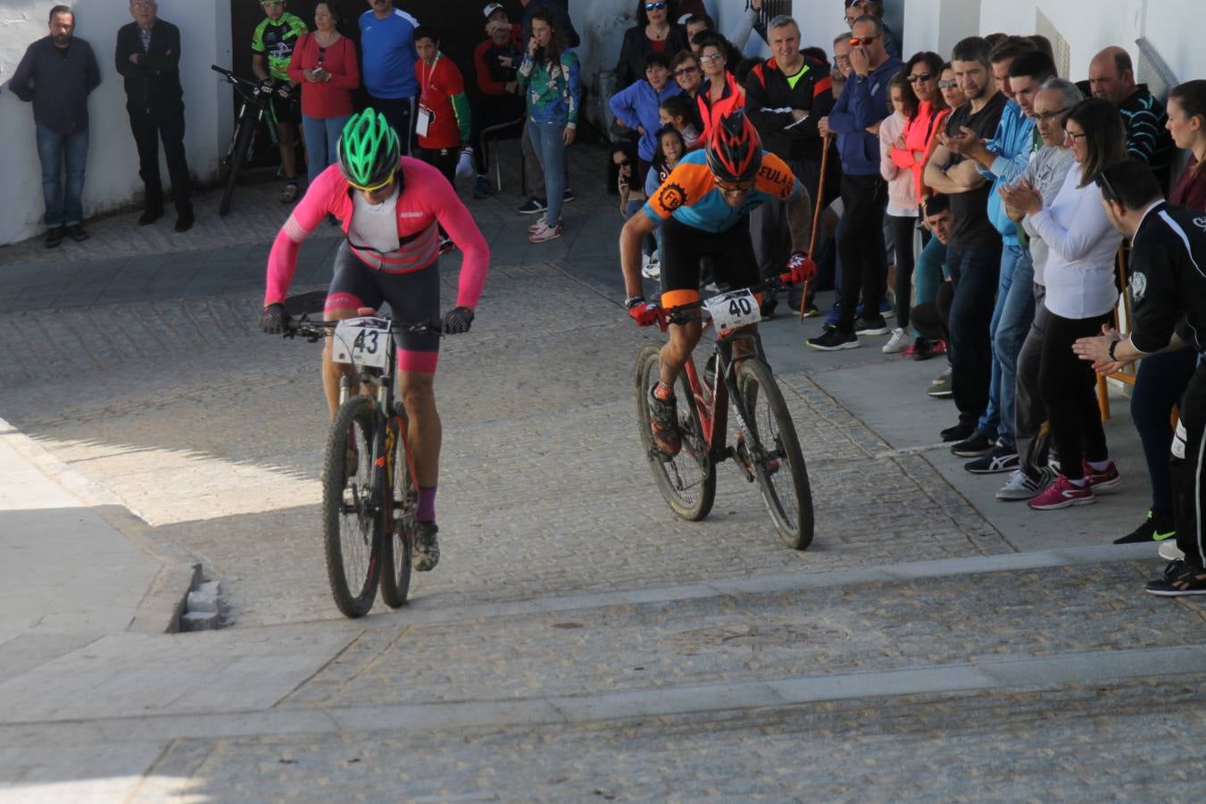 Sensacional jornada en torno al deporte del ciclismo la vivida este domingo, 10 de marzo, en Jerez de los Caballeros con la celebración del VII Maratón templario organizado por el Club ciclista de esta ciudad, con el que se ha dado continuidad a un Open de España de Maratón, que arrancó hace un mes con la VI Vuelta a Córdoba BTT.Miguel Muñoz y Lara Lois, acudían como líderes en la categoría élite tras ser los mejores en la primera cita y en esta prueba, han finalizado cuarto y primera de la general, respectivamente. José Márquez Granado (Quillo Márquez) ha sido el vencedor de la Maratón con un recorrido de 83 kilómetros por el bello entorno de dehesas de Jerez y la comarcar suroeste de Extremadura y con más de 2.000 metros de desnivel acumulado; seguido de Alejandro Díaz de la Peña y José Luis Carrasco Gámez. Agnieta Francke ha sido segunda de la general. En cuanto a los locales, Rafael García Barragán ha sido el primer jerezano de la Maratón en llegar a meta seguido de Ramón Pérez Guerrero y José Ángel González Pérez.El vencedor de la Ruta cicloturista, de 50 kilómetros, ha sido Alberto Cuevas Sánchez, seguido de Antonio Linares Paredes y Pablo Alpiste Quijada.