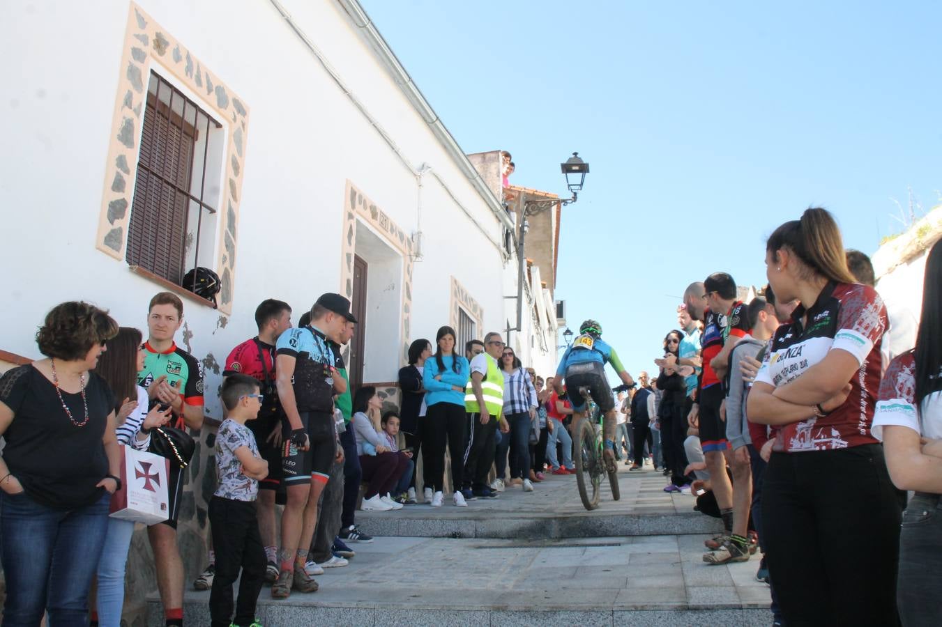 Sensacional jornada en torno al deporte del ciclismo la vivida este domingo, 10 de marzo, en Jerez de los Caballeros con la celebración del VII Maratón templario organizado por el Club ciclista de esta ciudad, con el que se ha dado continuidad a un Open de España de Maratón, que arrancó hace un mes con la VI Vuelta a Córdoba BTT.Miguel Muñoz y Lara Lois, acudían como líderes en la categoría élite tras ser los mejores en la primera cita y en esta prueba, han finalizado cuarto y primera de la general, respectivamente. José Márquez Granado (Quillo Márquez) ha sido el vencedor de la Maratón con un recorrido de 83 kilómetros por el bello entorno de dehesas de Jerez y la comarcar suroeste de Extremadura y con más de 2.000 metros de desnivel acumulado; seguido de Alejandro Díaz de la Peña y José Luis Carrasco Gámez. Agnieta Francke ha sido segunda de la general. En cuanto a los locales, Rafael García Barragán ha sido el primer jerezano de la Maratón en llegar a meta seguido de Ramón Pérez Guerrero y José Ángel González Pérez.El vencedor de la Ruta cicloturista, de 50 kilómetros, ha sido Alberto Cuevas Sánchez, seguido de Antonio Linares Paredes y Pablo Alpiste Quijada.