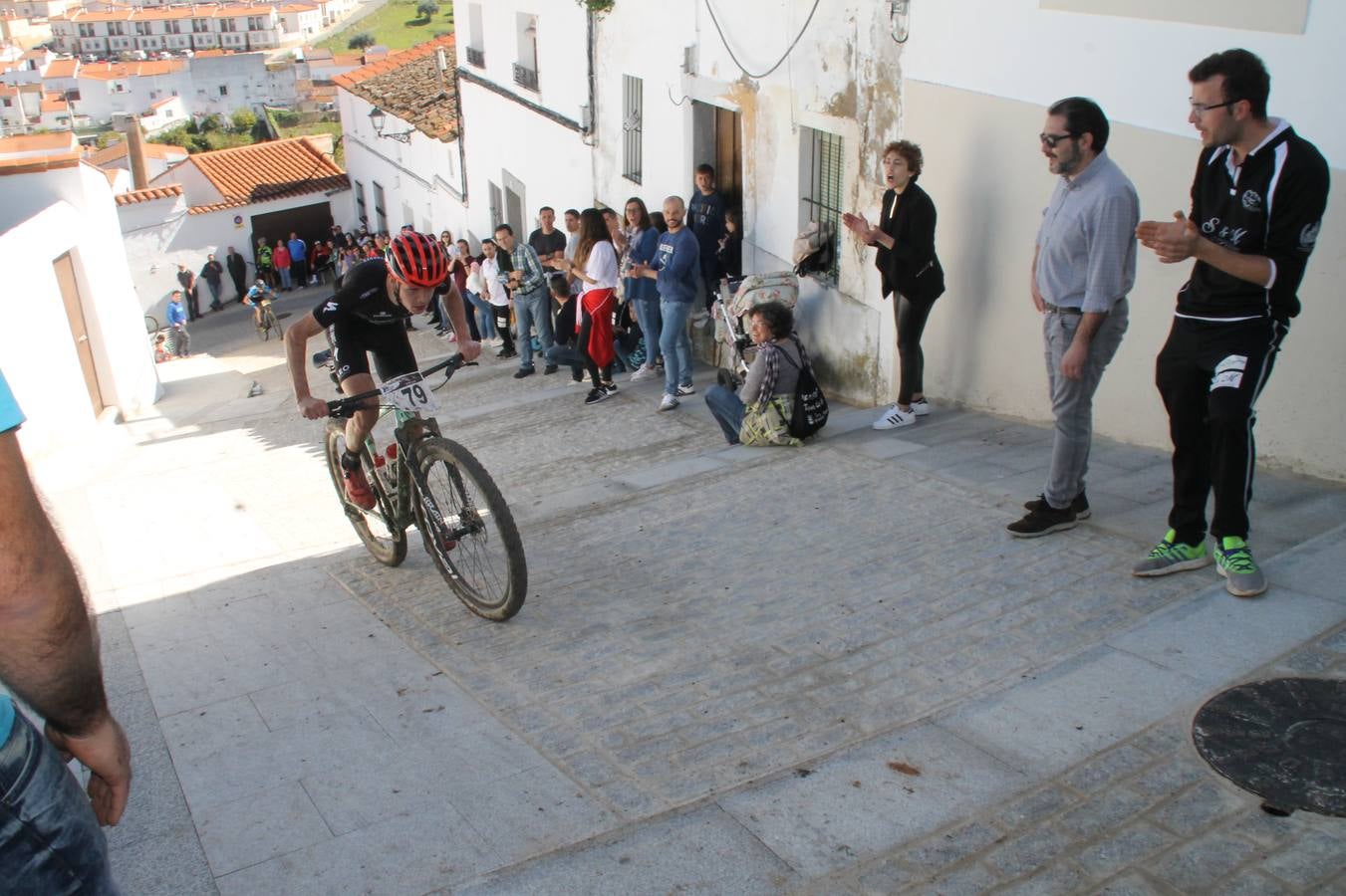 Sensacional jornada en torno al deporte del ciclismo la vivida este domingo, 10 de marzo, en Jerez de los Caballeros con la celebración del VII Maratón templario organizado por el Club ciclista de esta ciudad, con el que se ha dado continuidad a un Open de España de Maratón, que arrancó hace un mes con la VI Vuelta a Córdoba BTT.Miguel Muñoz y Lara Lois, acudían como líderes en la categoría élite tras ser los mejores en la primera cita y en esta prueba, han finalizado cuarto y primera de la general, respectivamente. José Márquez Granado (Quillo Márquez) ha sido el vencedor de la Maratón con un recorrido de 83 kilómetros por el bello entorno de dehesas de Jerez y la comarcar suroeste de Extremadura y con más de 2.000 metros de desnivel acumulado; seguido de Alejandro Díaz de la Peña y José Luis Carrasco Gámez. Agnieta Francke ha sido segunda de la general. En cuanto a los locales, Rafael García Barragán ha sido el primer jerezano de la Maratón en llegar a meta seguido de Ramón Pérez Guerrero y José Ángel González Pérez.El vencedor de la Ruta cicloturista, de 50 kilómetros, ha sido Alberto Cuevas Sánchez, seguido de Antonio Linares Paredes y Pablo Alpiste Quijada.