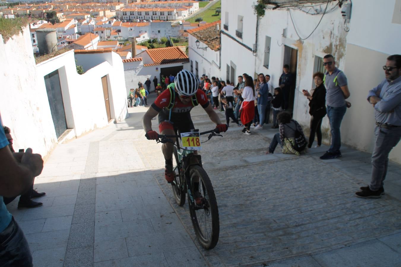 Sensacional jornada en torno al deporte del ciclismo la vivida este domingo, 10 de marzo, en Jerez de los Caballeros con la celebración del VII Maratón templario organizado por el Club ciclista de esta ciudad, con el que se ha dado continuidad a un Open de España de Maratón, que arrancó hace un mes con la VI Vuelta a Córdoba BTT.Miguel Muñoz y Lara Lois, acudían como líderes en la categoría élite tras ser los mejores en la primera cita y en esta prueba, han finalizado cuarto y primera de la general, respectivamente. José Márquez Granado (Quillo Márquez) ha sido el vencedor de la Maratón con un recorrido de 83 kilómetros por el bello entorno de dehesas de Jerez y la comarcar suroeste de Extremadura y con más de 2.000 metros de desnivel acumulado; seguido de Alejandro Díaz de la Peña y José Luis Carrasco Gámez. Agnieta Francke ha sido segunda de la general. En cuanto a los locales, Rafael García Barragán ha sido el primer jerezano de la Maratón en llegar a meta seguido de Ramón Pérez Guerrero y José Ángel González Pérez.El vencedor de la Ruta cicloturista, de 50 kilómetros, ha sido Alberto Cuevas Sánchez, seguido de Antonio Linares Paredes y Pablo Alpiste Quijada.