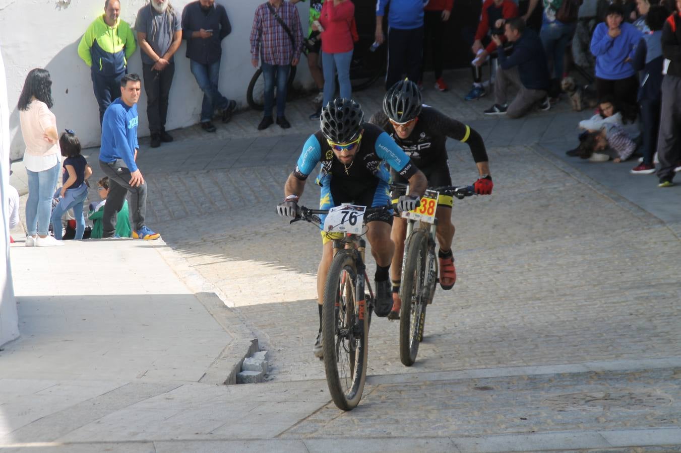 Sensacional jornada en torno al deporte del ciclismo la vivida este domingo, 10 de marzo, en Jerez de los Caballeros con la celebración del VII Maratón templario organizado por el Club ciclista de esta ciudad, con el que se ha dado continuidad a un Open de España de Maratón, que arrancó hace un mes con la VI Vuelta a Córdoba BTT.Miguel Muñoz y Lara Lois, acudían como líderes en la categoría élite tras ser los mejores en la primera cita y en esta prueba, han finalizado cuarto y primera de la general, respectivamente. José Márquez Granado (Quillo Márquez) ha sido el vencedor de la Maratón con un recorrido de 83 kilómetros por el bello entorno de dehesas de Jerez y la comarcar suroeste de Extremadura y con más de 2.000 metros de desnivel acumulado; seguido de Alejandro Díaz de la Peña y José Luis Carrasco Gámez. Agnieta Francke ha sido segunda de la general. En cuanto a los locales, Rafael García Barragán ha sido el primer jerezano de la Maratón en llegar a meta seguido de Ramón Pérez Guerrero y José Ángel González Pérez.El vencedor de la Ruta cicloturista, de 50 kilómetros, ha sido Alberto Cuevas Sánchez, seguido de Antonio Linares Paredes y Pablo Alpiste Quijada.