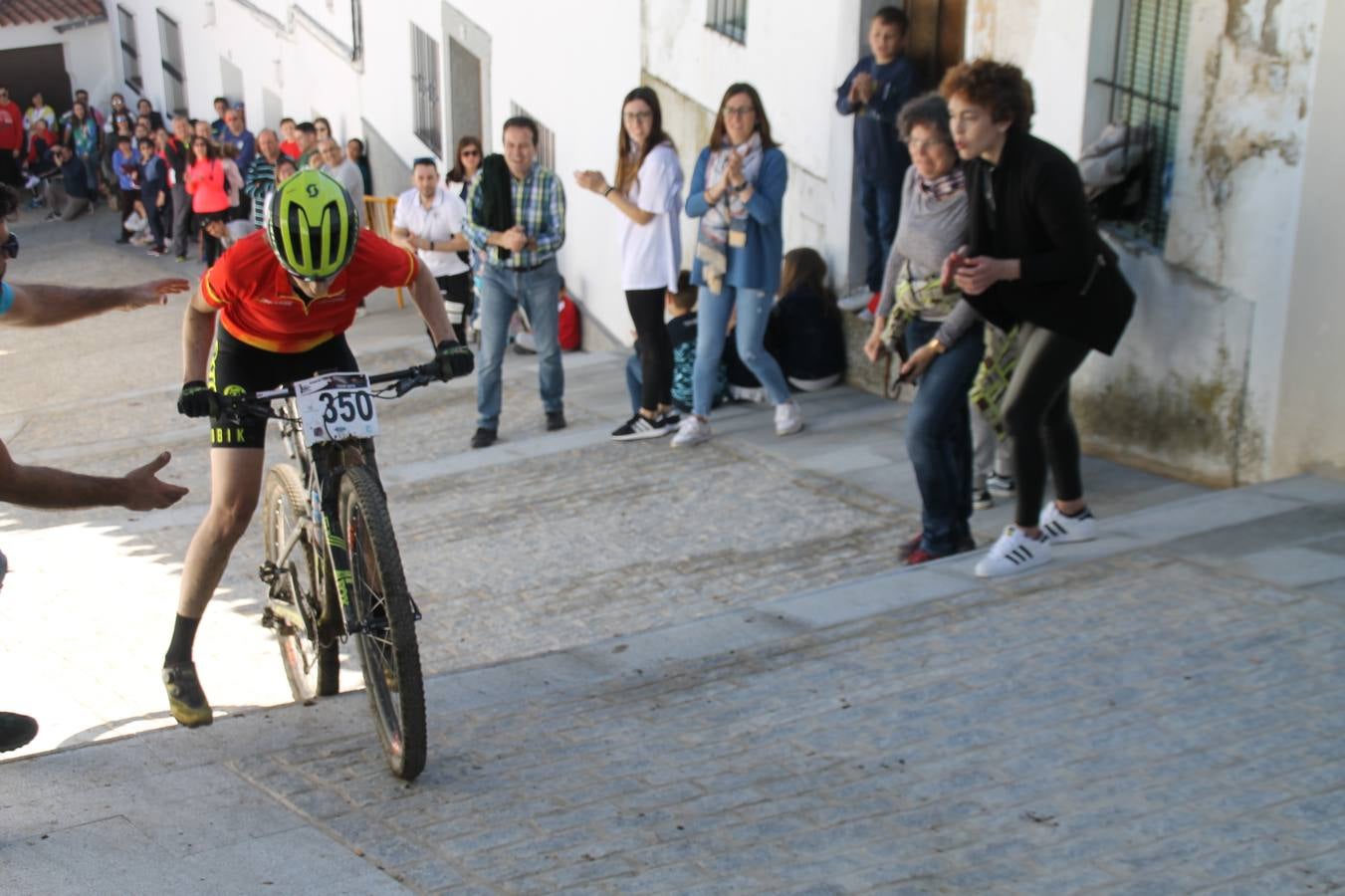 Sensacional jornada en torno al deporte del ciclismo la vivida este domingo, 10 de marzo, en Jerez de los Caballeros con la celebración del VII Maratón templario organizado por el Club ciclista de esta ciudad, con el que se ha dado continuidad a un Open de España de Maratón, que arrancó hace un mes con la VI Vuelta a Córdoba BTT.Miguel Muñoz y Lara Lois, acudían como líderes en la categoría élite tras ser los mejores en la primera cita y en esta prueba, han finalizado cuarto y primera de la general, respectivamente. José Márquez Granado (Quillo Márquez) ha sido el vencedor de la Maratón con un recorrido de 83 kilómetros por el bello entorno de dehesas de Jerez y la comarcar suroeste de Extremadura y con más de 2.000 metros de desnivel acumulado; seguido de Alejandro Díaz de la Peña y José Luis Carrasco Gámez. Agnieta Francke ha sido segunda de la general. En cuanto a los locales, Rafael García Barragán ha sido el primer jerezano de la Maratón en llegar a meta seguido de Ramón Pérez Guerrero y José Ángel González Pérez.El vencedor de la Ruta cicloturista, de 50 kilómetros, ha sido Alberto Cuevas Sánchez, seguido de Antonio Linares Paredes y Pablo Alpiste Quijada.