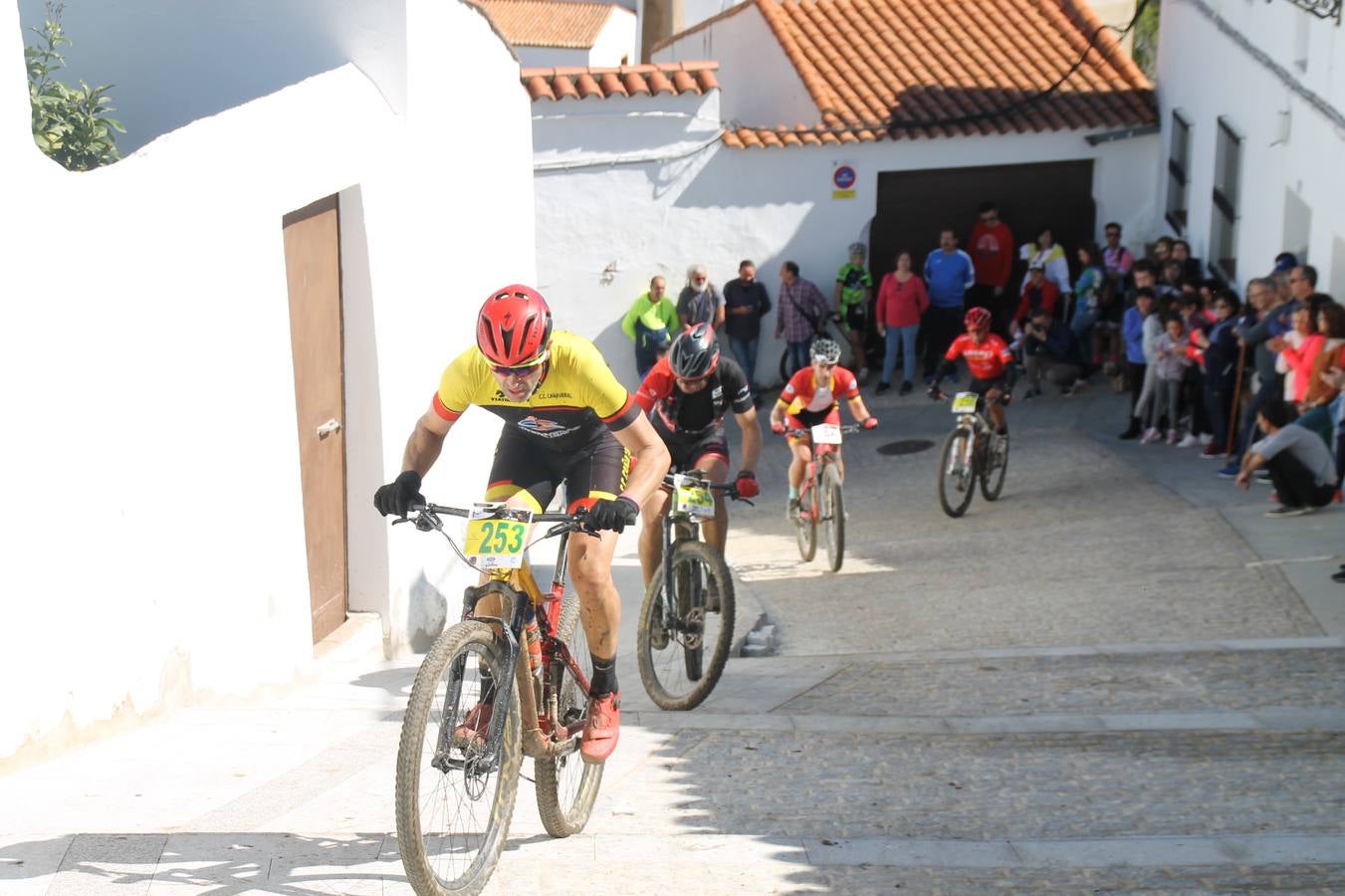 Sensacional jornada en torno al deporte del ciclismo la vivida este domingo, 10 de marzo, en Jerez de los Caballeros con la celebración del VII Maratón templario organizado por el Club ciclista de esta ciudad, con el que se ha dado continuidad a un Open de España de Maratón, que arrancó hace un mes con la VI Vuelta a Córdoba BTT.Miguel Muñoz y Lara Lois, acudían como líderes en la categoría élite tras ser los mejores en la primera cita y en esta prueba, han finalizado cuarto y primera de la general, respectivamente. José Márquez Granado (Quillo Márquez) ha sido el vencedor de la Maratón con un recorrido de 83 kilómetros por el bello entorno de dehesas de Jerez y la comarcar suroeste de Extremadura y con más de 2.000 metros de desnivel acumulado; seguido de Alejandro Díaz de la Peña y José Luis Carrasco Gámez. Agnieta Francke ha sido segunda de la general. En cuanto a los locales, Rafael García Barragán ha sido el primer jerezano de la Maratón en llegar a meta seguido de Ramón Pérez Guerrero y José Ángel González Pérez.El vencedor de la Ruta cicloturista, de 50 kilómetros, ha sido Alberto Cuevas Sánchez, seguido de Antonio Linares Paredes y Pablo Alpiste Quijada.