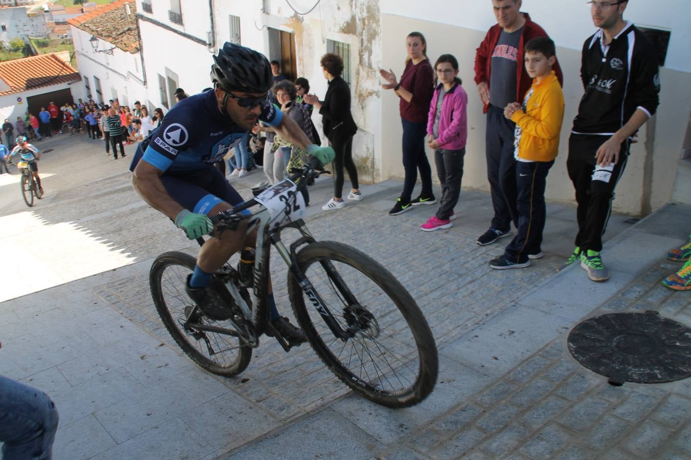 Sensacional jornada en torno al deporte del ciclismo la vivida este domingo, 10 de marzo, en Jerez de los Caballeros con la celebración del VII Maratón templario organizado por el Club ciclista de esta ciudad, con el que se ha dado continuidad a un Open de España de Maratón, que arrancó hace un mes con la VI Vuelta a Córdoba BTT.Miguel Muñoz y Lara Lois, acudían como líderes en la categoría élite tras ser los mejores en la primera cita y en esta prueba, han finalizado cuarto y primera de la general, respectivamente. José Márquez Granado (Quillo Márquez) ha sido el vencedor de la Maratón con un recorrido de 83 kilómetros por el bello entorno de dehesas de Jerez y la comarcar suroeste de Extremadura y con más de 2.000 metros de desnivel acumulado; seguido de Alejandro Díaz de la Peña y José Luis Carrasco Gámez. Agnieta Francke ha sido segunda de la general. En cuanto a los locales, Rafael García Barragán ha sido el primer jerezano de la Maratón en llegar a meta seguido de Ramón Pérez Guerrero y José Ángel González Pérez.El vencedor de la Ruta cicloturista, de 50 kilómetros, ha sido Alberto Cuevas Sánchez, seguido de Antonio Linares Paredes y Pablo Alpiste Quijada.