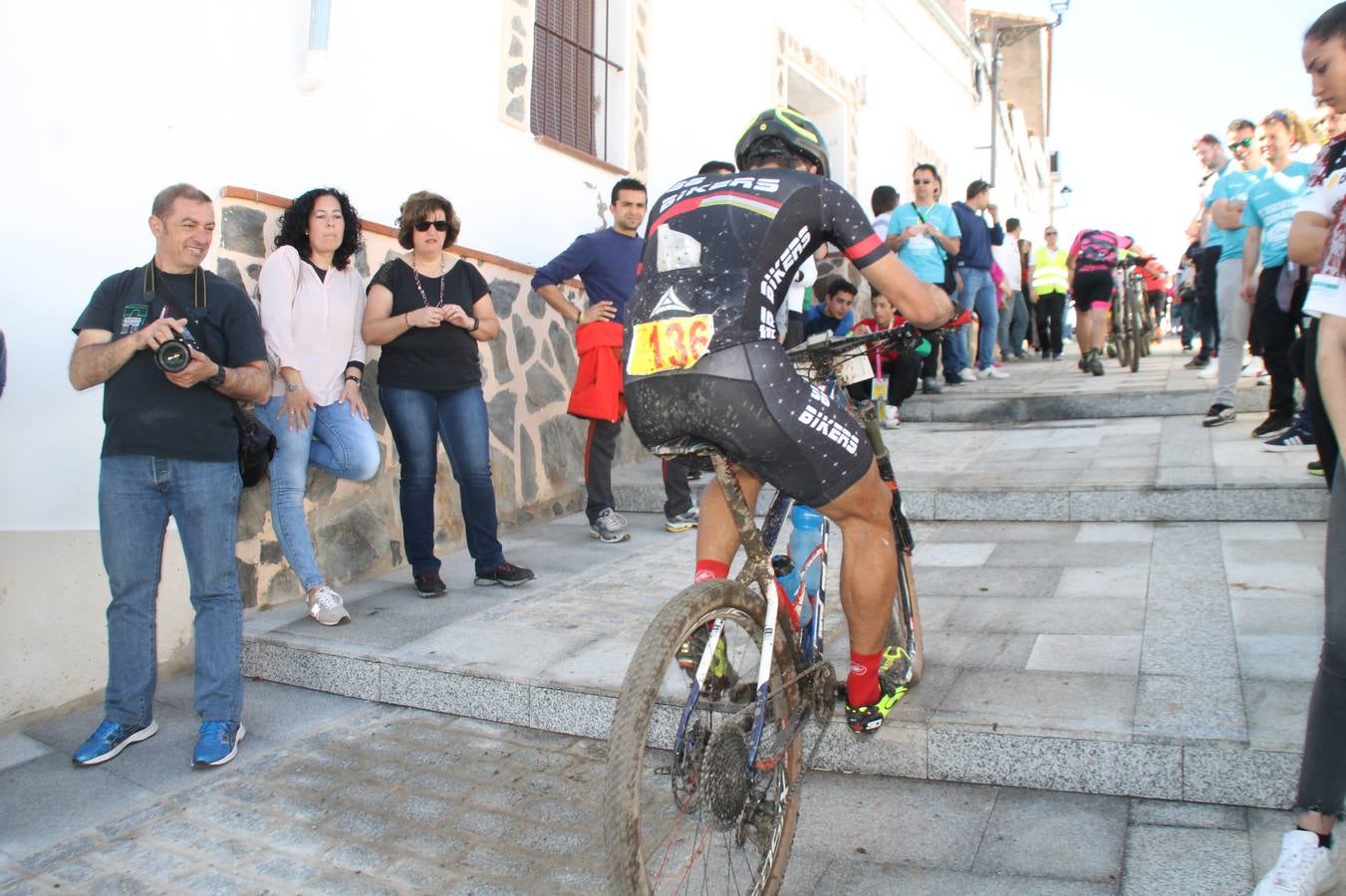Sensacional jornada en torno al deporte del ciclismo la vivida este domingo, 10 de marzo, en Jerez de los Caballeros con la celebración del VII Maratón templario organizado por el Club ciclista de esta ciudad, con el que se ha dado continuidad a un Open de España de Maratón, que arrancó hace un mes con la VI Vuelta a Córdoba BTT.Miguel Muñoz y Lara Lois, acudían como líderes en la categoría élite tras ser los mejores en la primera cita y en esta prueba, han finalizado cuarto y primera de la general, respectivamente. José Márquez Granado (Quillo Márquez) ha sido el vencedor de la Maratón con un recorrido de 83 kilómetros por el bello entorno de dehesas de Jerez y la comarcar suroeste de Extremadura y con más de 2.000 metros de desnivel acumulado; seguido de Alejandro Díaz de la Peña y José Luis Carrasco Gámez. Agnieta Francke ha sido segunda de la general. En cuanto a los locales, Rafael García Barragán ha sido el primer jerezano de la Maratón en llegar a meta seguido de Ramón Pérez Guerrero y José Ángel González Pérez.El vencedor de la Ruta cicloturista, de 50 kilómetros, ha sido Alberto Cuevas Sánchez, seguido de Antonio Linares Paredes y Pablo Alpiste Quijada.