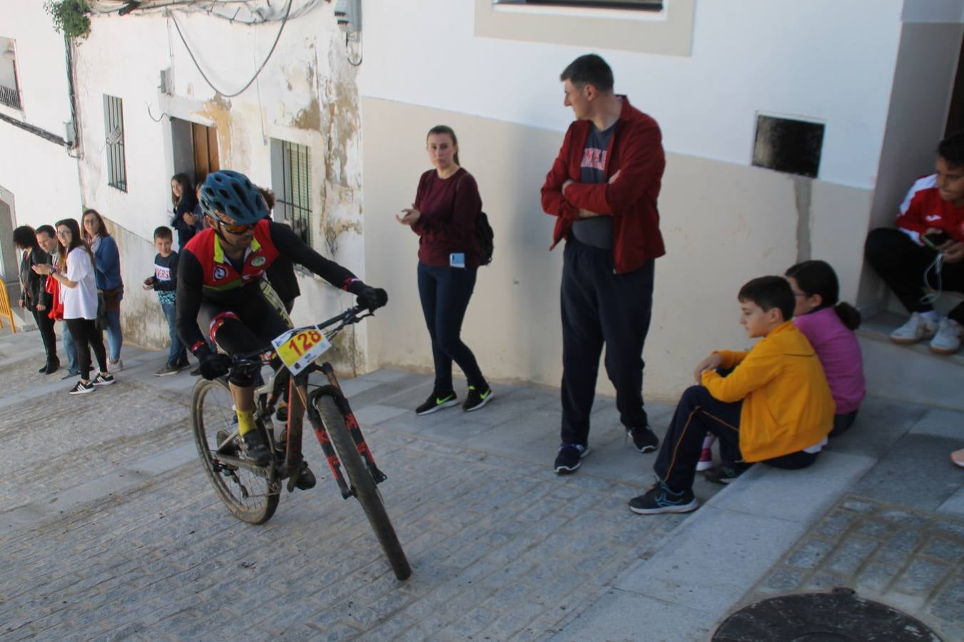 Sensacional jornada en torno al deporte del ciclismo la vivida este domingo, 10 de marzo, en Jerez de los Caballeros con la celebración del VII Maratón templario organizado por el Club ciclista de esta ciudad, con el que se ha dado continuidad a un Open de España de Maratón, que arrancó hace un mes con la VI Vuelta a Córdoba BTT.Miguel Muñoz y Lara Lois, acudían como líderes en la categoría élite tras ser los mejores en la primera cita y en esta prueba, han finalizado cuarto y primera de la general, respectivamente. José Márquez Granado (Quillo Márquez) ha sido el vencedor de la Maratón con un recorrido de 83 kilómetros por el bello entorno de dehesas de Jerez y la comarcar suroeste de Extremadura y con más de 2.000 metros de desnivel acumulado; seguido de Alejandro Díaz de la Peña y José Luis Carrasco Gámez. Agnieta Francke ha sido segunda de la general. En cuanto a los locales, Rafael García Barragán ha sido el primer jerezano de la Maratón en llegar a meta seguido de Ramón Pérez Guerrero y José Ángel González Pérez.El vencedor de la Ruta cicloturista, de 50 kilómetros, ha sido Alberto Cuevas Sánchez, seguido de Antonio Linares Paredes y Pablo Alpiste Quijada.