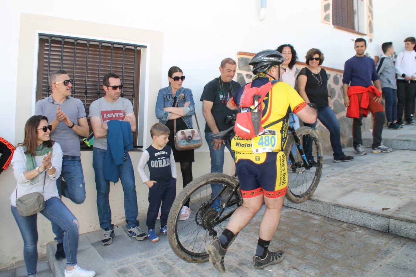 Sensacional jornada en torno al deporte del ciclismo la vivida este domingo, 10 de marzo, en Jerez de los Caballeros con la celebración del VII Maratón templario organizado por el Club ciclista de esta ciudad, con el que se ha dado continuidad a un Open de España de Maratón, que arrancó hace un mes con la VI Vuelta a Córdoba BTT.Miguel Muñoz y Lara Lois, acudían como líderes en la categoría élite tras ser los mejores en la primera cita y en esta prueba, han finalizado cuarto y primera de la general, respectivamente. José Márquez Granado (Quillo Márquez) ha sido el vencedor de la Maratón con un recorrido de 83 kilómetros por el bello entorno de dehesas de Jerez y la comarcar suroeste de Extremadura y con más de 2.000 metros de desnivel acumulado; seguido de Alejandro Díaz de la Peña y José Luis Carrasco Gámez. Agnieta Francke ha sido segunda de la general. En cuanto a los locales, Rafael García Barragán ha sido el primer jerezano de la Maratón en llegar a meta seguido de Ramón Pérez Guerrero y José Ángel González Pérez.El vencedor de la Ruta cicloturista, de 50 kilómetros, ha sido Alberto Cuevas Sánchez, seguido de Antonio Linares Paredes y Pablo Alpiste Quijada.