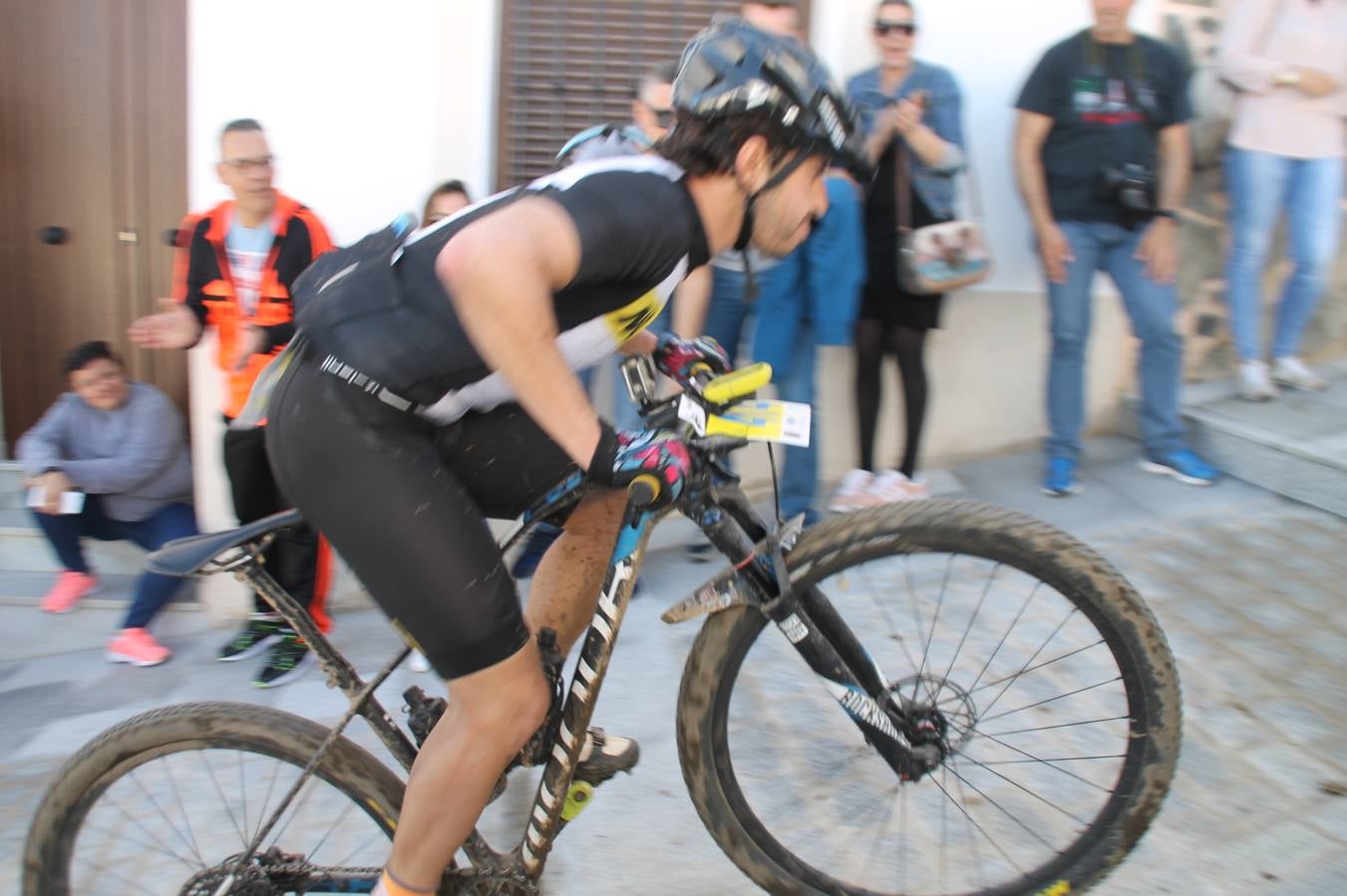 Sensacional jornada en torno al deporte del ciclismo la vivida este domingo, 10 de marzo, en Jerez de los Caballeros con la celebración del VII Maratón templario organizado por el Club ciclista de esta ciudad, con el que se ha dado continuidad a un Open de España de Maratón, que arrancó hace un mes con la VI Vuelta a Córdoba BTT.Miguel Muñoz y Lara Lois, acudían como líderes en la categoría élite tras ser los mejores en la primera cita y en esta prueba, han finalizado cuarto y primera de la general, respectivamente. José Márquez Granado (Quillo Márquez) ha sido el vencedor de la Maratón con un recorrido de 83 kilómetros por el bello entorno de dehesas de Jerez y la comarcar suroeste de Extremadura y con más de 2.000 metros de desnivel acumulado; seguido de Alejandro Díaz de la Peña y José Luis Carrasco Gámez. Agnieta Francke ha sido segunda de la general. En cuanto a los locales, Rafael García Barragán ha sido el primer jerezano de la Maratón en llegar a meta seguido de Ramón Pérez Guerrero y José Ángel González Pérez.El vencedor de la Ruta cicloturista, de 50 kilómetros, ha sido Alberto Cuevas Sánchez, seguido de Antonio Linares Paredes y Pablo Alpiste Quijada.
