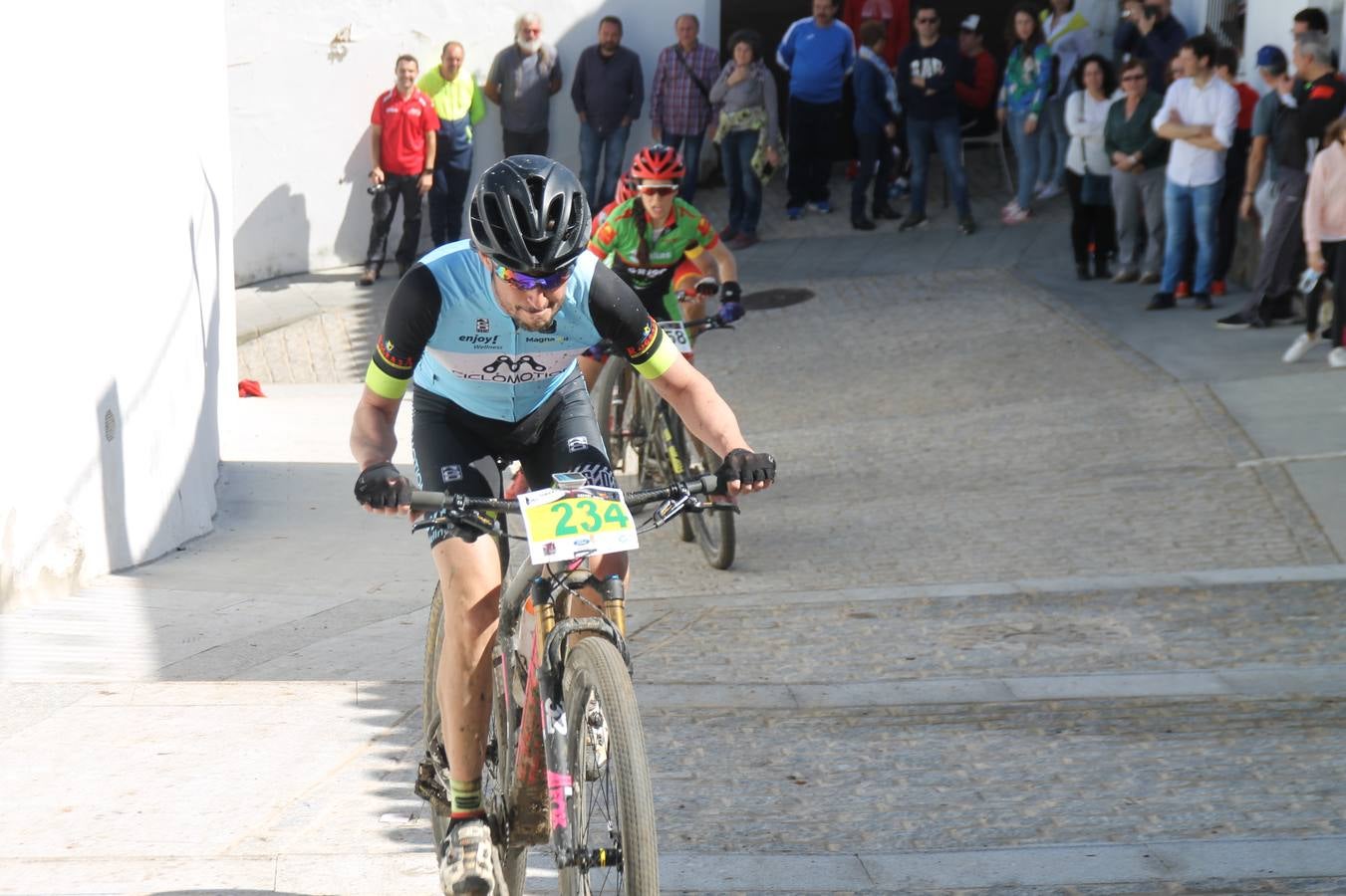 Sensacional jornada en torno al deporte del ciclismo la vivida este domingo, 10 de marzo, en Jerez de los Caballeros con la celebración del VII Maratón templario organizado por el Club ciclista de esta ciudad, con el que se ha dado continuidad a un Open de España de Maratón, que arrancó hace un mes con la VI Vuelta a Córdoba BTT.Miguel Muñoz y Lara Lois, acudían como líderes en la categoría élite tras ser los mejores en la primera cita y en esta prueba, han finalizado cuarto y primera de la general, respectivamente. José Márquez Granado (Quillo Márquez) ha sido el vencedor de la Maratón con un recorrido de 83 kilómetros por el bello entorno de dehesas de Jerez y la comarcar suroeste de Extremadura y con más de 2.000 metros de desnivel acumulado; seguido de Alejandro Díaz de la Peña y José Luis Carrasco Gámez. Agnieta Francke ha sido segunda de la general. En cuanto a los locales, Rafael García Barragán ha sido el primer jerezano de la Maratón en llegar a meta seguido de Ramón Pérez Guerrero y José Ángel González Pérez.El vencedor de la Ruta cicloturista, de 50 kilómetros, ha sido Alberto Cuevas Sánchez, seguido de Antonio Linares Paredes y Pablo Alpiste Quijada.