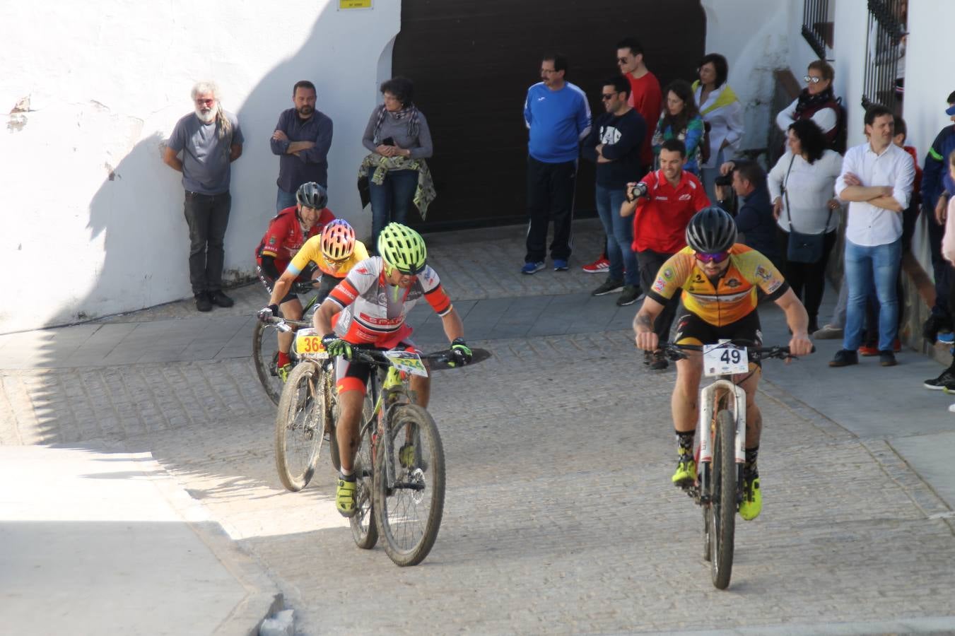 Sensacional jornada en torno al deporte del ciclismo la vivida este domingo, 10 de marzo, en Jerez de los Caballeros con la celebración del VII Maratón templario organizado por el Club ciclista de esta ciudad, con el que se ha dado continuidad a un Open de España de Maratón, que arrancó hace un mes con la VI Vuelta a Córdoba BTT.Miguel Muñoz y Lara Lois, acudían como líderes en la categoría élite tras ser los mejores en la primera cita y en esta prueba, han finalizado cuarto y primera de la general, respectivamente. José Márquez Granado (Quillo Márquez) ha sido el vencedor de la Maratón con un recorrido de 83 kilómetros por el bello entorno de dehesas de Jerez y la comarcar suroeste de Extremadura y con más de 2.000 metros de desnivel acumulado; seguido de Alejandro Díaz de la Peña y José Luis Carrasco Gámez. Agnieta Francke ha sido segunda de la general. En cuanto a los locales, Rafael García Barragán ha sido el primer jerezano de la Maratón en llegar a meta seguido de Ramón Pérez Guerrero y José Ángel González Pérez.El vencedor de la Ruta cicloturista, de 50 kilómetros, ha sido Alberto Cuevas Sánchez, seguido de Antonio Linares Paredes y Pablo Alpiste Quijada.