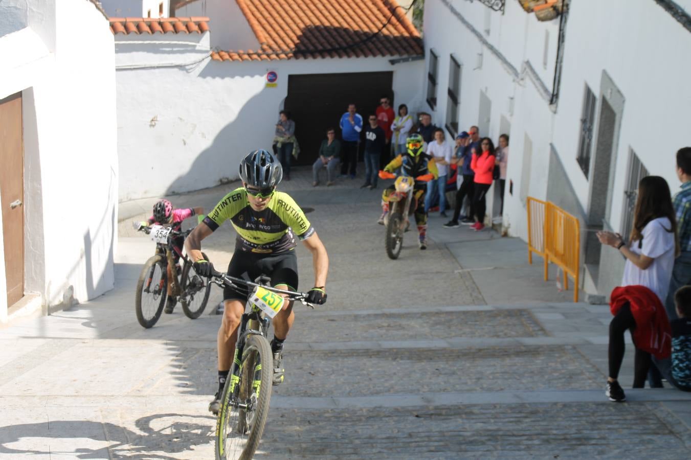 Sensacional jornada en torno al deporte del ciclismo la vivida este domingo, 10 de marzo, en Jerez de los Caballeros con la celebración del VII Maratón templario organizado por el Club ciclista de esta ciudad, con el que se ha dado continuidad a un Open de España de Maratón, que arrancó hace un mes con la VI Vuelta a Córdoba BTT.Miguel Muñoz y Lara Lois, acudían como líderes en la categoría élite tras ser los mejores en la primera cita y en esta prueba, han finalizado cuarto y primera de la general, respectivamente. José Márquez Granado (Quillo Márquez) ha sido el vencedor de la Maratón con un recorrido de 83 kilómetros por el bello entorno de dehesas de Jerez y la comarcar suroeste de Extremadura y con más de 2.000 metros de desnivel acumulado; seguido de Alejandro Díaz de la Peña y José Luis Carrasco Gámez. Agnieta Francke ha sido segunda de la general. En cuanto a los locales, Rafael García Barragán ha sido el primer jerezano de la Maratón en llegar a meta seguido de Ramón Pérez Guerrero y José Ángel González Pérez.El vencedor de la Ruta cicloturista, de 50 kilómetros, ha sido Alberto Cuevas Sánchez, seguido de Antonio Linares Paredes y Pablo Alpiste Quijada.