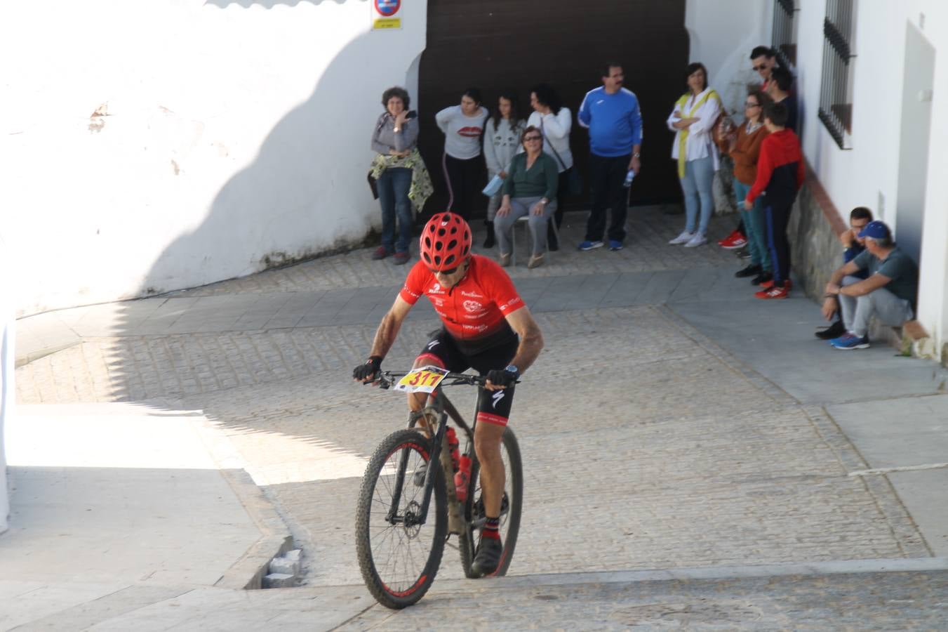 Sensacional jornada en torno al deporte del ciclismo la vivida este domingo, 10 de marzo, en Jerez de los Caballeros con la celebración del VII Maratón templario organizado por el Club ciclista de esta ciudad, con el que se ha dado continuidad a un Open de España de Maratón, que arrancó hace un mes con la VI Vuelta a Córdoba BTT.Miguel Muñoz y Lara Lois, acudían como líderes en la categoría élite tras ser los mejores en la primera cita y en esta prueba, han finalizado cuarto y primera de la general, respectivamente. José Márquez Granado (Quillo Márquez) ha sido el vencedor de la Maratón con un recorrido de 83 kilómetros por el bello entorno de dehesas de Jerez y la comarcar suroeste de Extremadura y con más de 2.000 metros de desnivel acumulado; seguido de Alejandro Díaz de la Peña y José Luis Carrasco Gámez. Agnieta Francke ha sido segunda de la general. En cuanto a los locales, Rafael García Barragán ha sido el primer jerezano de la Maratón en llegar a meta seguido de Ramón Pérez Guerrero y José Ángel González Pérez.El vencedor de la Ruta cicloturista, de 50 kilómetros, ha sido Alberto Cuevas Sánchez, seguido de Antonio Linares Paredes y Pablo Alpiste Quijada.