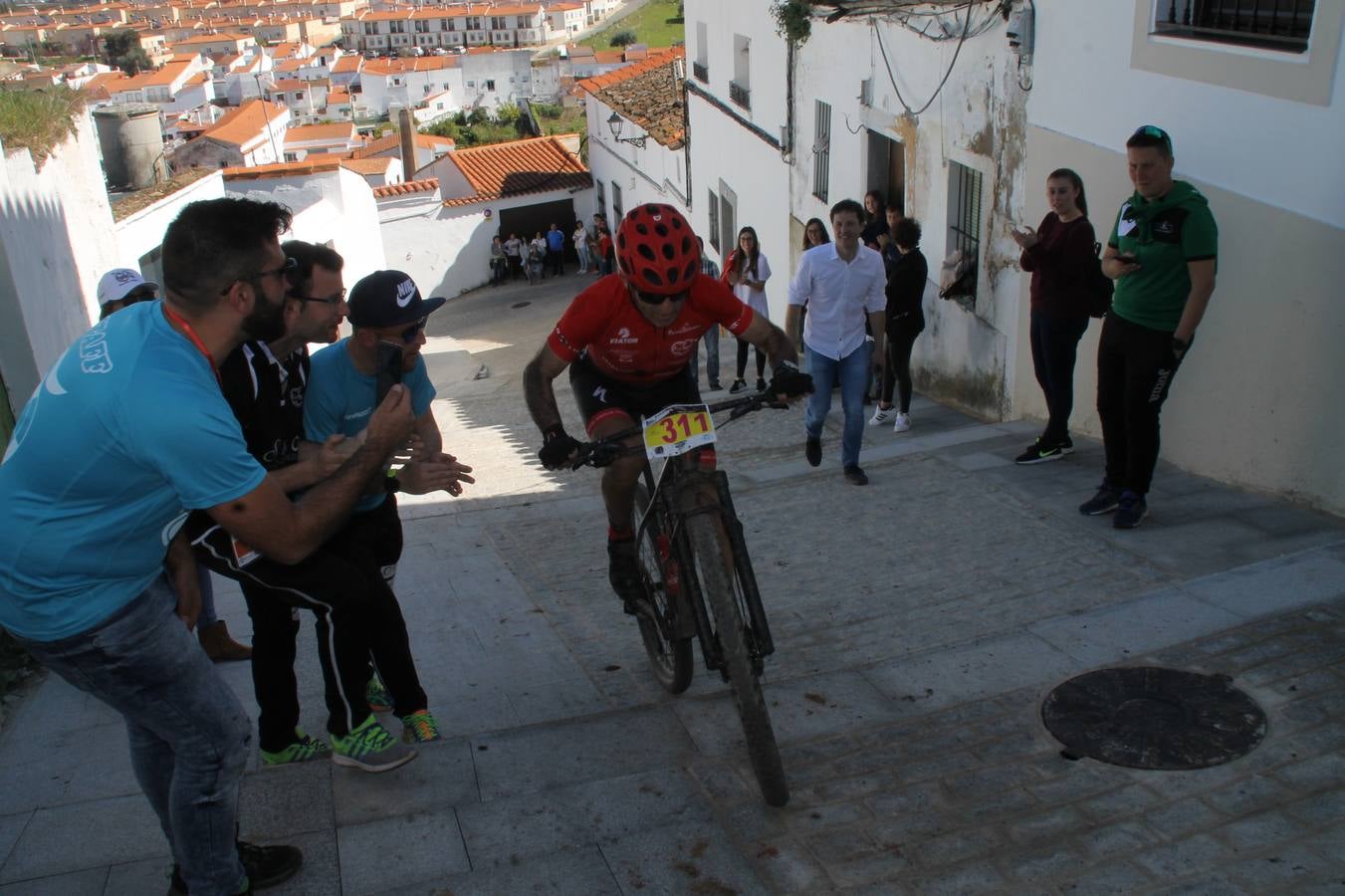 Sensacional jornada en torno al deporte del ciclismo la vivida este domingo, 10 de marzo, en Jerez de los Caballeros con la celebración del VII Maratón templario organizado por el Club ciclista de esta ciudad, con el que se ha dado continuidad a un Open de España de Maratón, que arrancó hace un mes con la VI Vuelta a Córdoba BTT.Miguel Muñoz y Lara Lois, acudían como líderes en la categoría élite tras ser los mejores en la primera cita y en esta prueba, han finalizado cuarto y primera de la general, respectivamente. José Márquez Granado (Quillo Márquez) ha sido el vencedor de la Maratón con un recorrido de 83 kilómetros por el bello entorno de dehesas de Jerez y la comarcar suroeste de Extremadura y con más de 2.000 metros de desnivel acumulado; seguido de Alejandro Díaz de la Peña y José Luis Carrasco Gámez. Agnieta Francke ha sido segunda de la general. En cuanto a los locales, Rafael García Barragán ha sido el primer jerezano de la Maratón en llegar a meta seguido de Ramón Pérez Guerrero y José Ángel González Pérez.El vencedor de la Ruta cicloturista, de 50 kilómetros, ha sido Alberto Cuevas Sánchez, seguido de Antonio Linares Paredes y Pablo Alpiste Quijada.