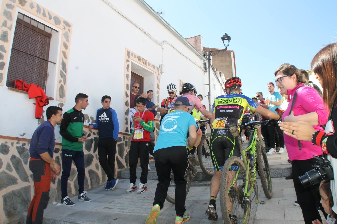 Sensacional jornada en torno al deporte del ciclismo la vivida este domingo, 10 de marzo, en Jerez de los Caballeros con la celebración del VII Maratón templario organizado por el Club ciclista de esta ciudad, con el que se ha dado continuidad a un Open de España de Maratón, que arrancó hace un mes con la VI Vuelta a Córdoba BTT.Miguel Muñoz y Lara Lois, acudían como líderes en la categoría élite tras ser los mejores en la primera cita y en esta prueba, han finalizado cuarto y primera de la general, respectivamente. José Márquez Granado (Quillo Márquez) ha sido el vencedor de la Maratón con un recorrido de 83 kilómetros por el bello entorno de dehesas de Jerez y la comarcar suroeste de Extremadura y con más de 2.000 metros de desnivel acumulado; seguido de Alejandro Díaz de la Peña y José Luis Carrasco Gámez. Agnieta Francke ha sido segunda de la general. En cuanto a los locales, Rafael García Barragán ha sido el primer jerezano de la Maratón en llegar a meta seguido de Ramón Pérez Guerrero y José Ángel González Pérez.El vencedor de la Ruta cicloturista, de 50 kilómetros, ha sido Alberto Cuevas Sánchez, seguido de Antonio Linares Paredes y Pablo Alpiste Quijada.