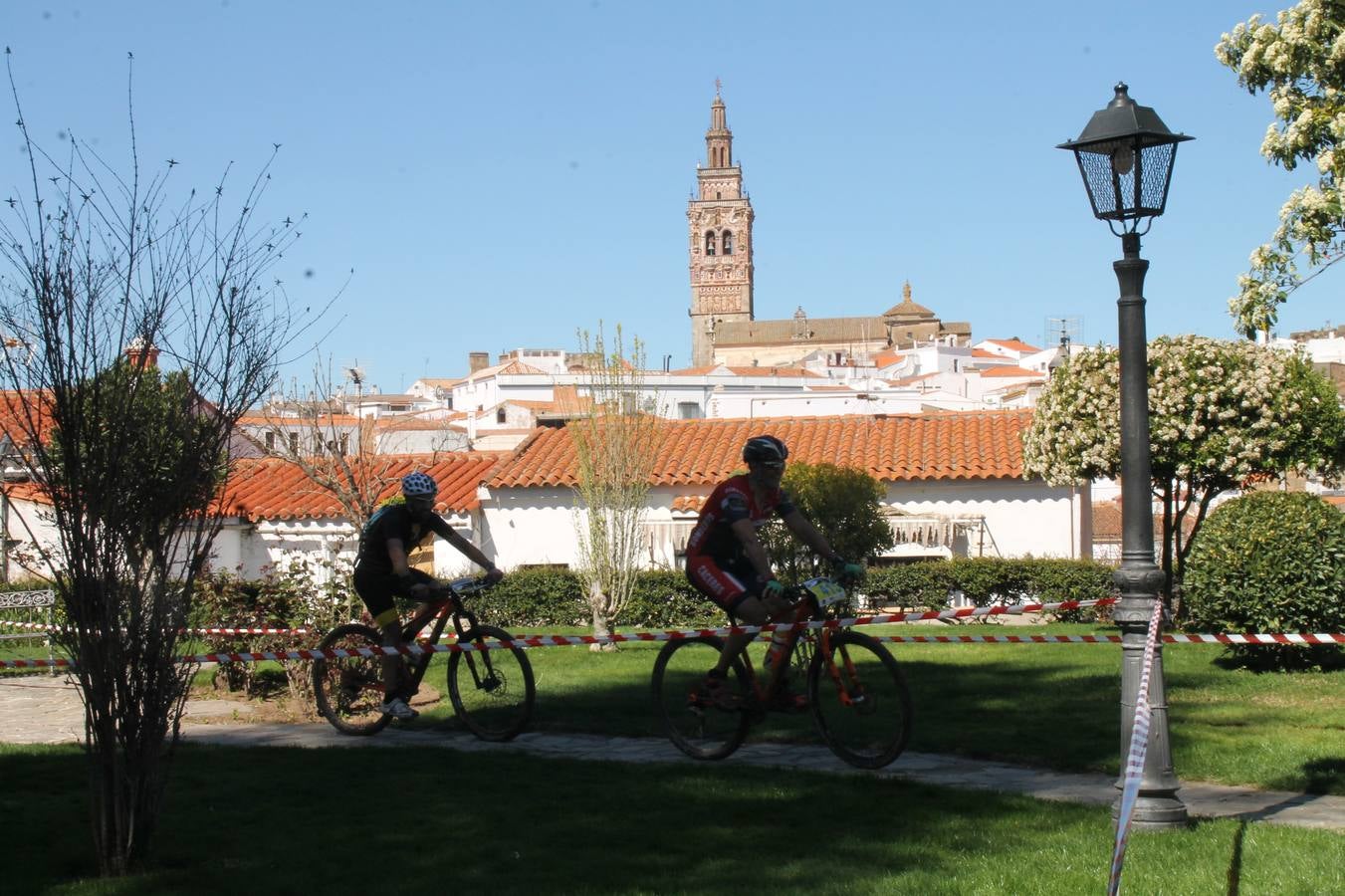 Sensacional jornada en torno al deporte del ciclismo la vivida este domingo, 10 de marzo, en Jerez de los Caballeros con la celebración del VII Maratón templario organizado por el Club ciclista de esta ciudad, con el que se ha dado continuidad a un Open de España de Maratón, que arrancó hace un mes con la VI Vuelta a Córdoba BTT.Miguel Muñoz y Lara Lois, acudían como líderes en la categoría élite tras ser los mejores en la primera cita y en esta prueba, han finalizado cuarto y primera de la general, respectivamente. José Márquez Granado (Quillo Márquez) ha sido el vencedor de la Maratón con un recorrido de 83 kilómetros por el bello entorno de dehesas de Jerez y la comarcar suroeste de Extremadura y con más de 2.000 metros de desnivel acumulado; seguido de Alejandro Díaz de la Peña y José Luis Carrasco Gámez. Agnieta Francke ha sido segunda de la general. En cuanto a los locales, Rafael García Barragán ha sido el primer jerezano de la Maratón en llegar a meta seguido de Ramón Pérez Guerrero y José Ángel González Pérez.El vencedor de la Ruta cicloturista, de 50 kilómetros, ha sido Alberto Cuevas Sánchez, seguido de Antonio Linares Paredes y Pablo Alpiste Quijada.
