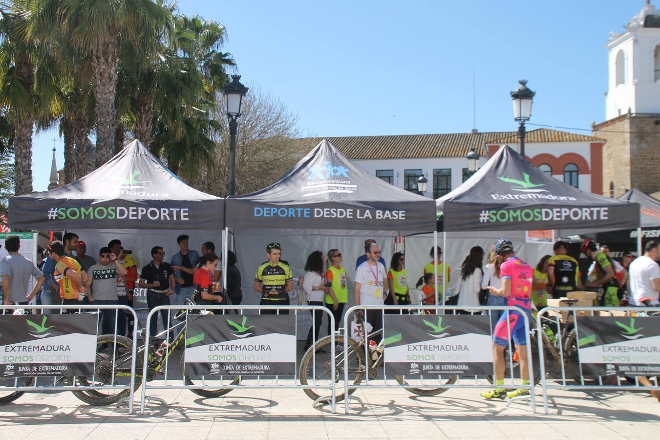 Sensacional jornada en torno al deporte del ciclismo la vivida este domingo, 10 de marzo, en Jerez de los Caballeros con la celebración del VII Maratón templario organizado por el Club ciclista de esta ciudad, con el que se ha dado continuidad a un Open de España de Maratón, que arrancó hace un mes con la VI Vuelta a Córdoba BTT.Miguel Muñoz y Lara Lois, acudían como líderes en la categoría élite tras ser los mejores en la primera cita y en esta prueba, han finalizado cuarto y primera de la general, respectivamente. José Márquez Granado (Quillo Márquez) ha sido el vencedor de la Maratón con un recorrido de 83 kilómetros por el bello entorno de dehesas de Jerez y la comarcar suroeste de Extremadura y con más de 2.000 metros de desnivel acumulado; seguido de Alejandro Díaz de la Peña y José Luis Carrasco Gámez. Agnieta Francke ha sido segunda de la general. En cuanto a los locales, Rafael García Barragán ha sido el primer jerezano de la Maratón en llegar a meta seguido de Ramón Pérez Guerrero y José Ángel González Pérez.El vencedor de la Ruta cicloturista, de 50 kilómetros, ha sido Alberto Cuevas Sánchez, seguido de Antonio Linares Paredes y Pablo Alpiste Quijada.