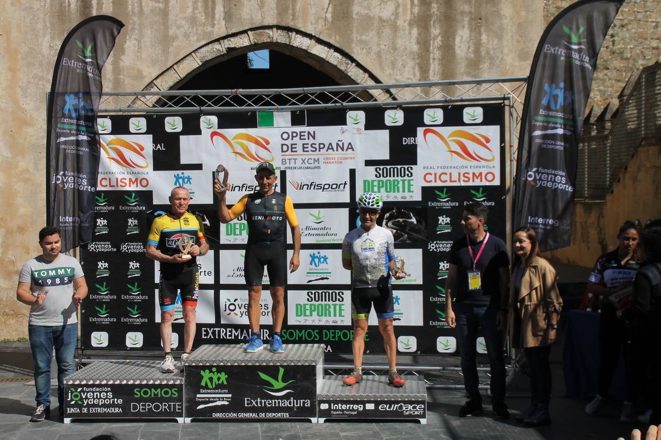 Sensacional jornada en torno al deporte del ciclismo la vivida este domingo, 10 de marzo, en Jerez de los Caballeros con la celebración del VII Maratón templario organizado por el Club ciclista de esta ciudad, con el que se ha dado continuidad a un Open de España de Maratón, que arrancó hace un mes con la VI Vuelta a Córdoba BTT.Miguel Muñoz y Lara Lois, acudían como líderes en la categoría élite tras ser los mejores en la primera cita y en esta prueba, han finalizado cuarto y primera de la general, respectivamente. José Márquez Granado (Quillo Márquez) ha sido el vencedor de la Maratón con un recorrido de 83 kilómetros por el bello entorno de dehesas de Jerez y la comarcar suroeste de Extremadura y con más de 2.000 metros de desnivel acumulado; seguido de Alejandro Díaz de la Peña y José Luis Carrasco Gámez. Agnieta Francke ha sido segunda de la general. En cuanto a los locales, Rafael García Barragán ha sido el primer jerezano de la Maratón en llegar a meta seguido de Ramón Pérez Guerrero y José Ángel González Pérez.El vencedor de la Ruta cicloturista, de 50 kilómetros, ha sido Alberto Cuevas Sánchez, seguido de Antonio Linares Paredes y Pablo Alpiste Quijada.