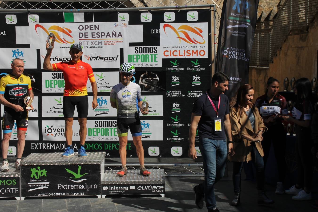 Sensacional jornada en torno al deporte del ciclismo la vivida este domingo, 10 de marzo, en Jerez de los Caballeros con la celebración del VII Maratón templario organizado por el Club ciclista de esta ciudad, con el que se ha dado continuidad a un Open de España de Maratón, que arrancó hace un mes con la VI Vuelta a Córdoba BTT.Miguel Muñoz y Lara Lois, acudían como líderes en la categoría élite tras ser los mejores en la primera cita y en esta prueba, han finalizado cuarto y primera de la general, respectivamente. José Márquez Granado (Quillo Márquez) ha sido el vencedor de la Maratón con un recorrido de 83 kilómetros por el bello entorno de dehesas de Jerez y la comarcar suroeste de Extremadura y con más de 2.000 metros de desnivel acumulado; seguido de Alejandro Díaz de la Peña y José Luis Carrasco Gámez. Agnieta Francke ha sido segunda de la general. En cuanto a los locales, Rafael García Barragán ha sido el primer jerezano de la Maratón en llegar a meta seguido de Ramón Pérez Guerrero y José Ángel González Pérez.El vencedor de la Ruta cicloturista, de 50 kilómetros, ha sido Alberto Cuevas Sánchez, seguido de Antonio Linares Paredes y Pablo Alpiste Quijada.