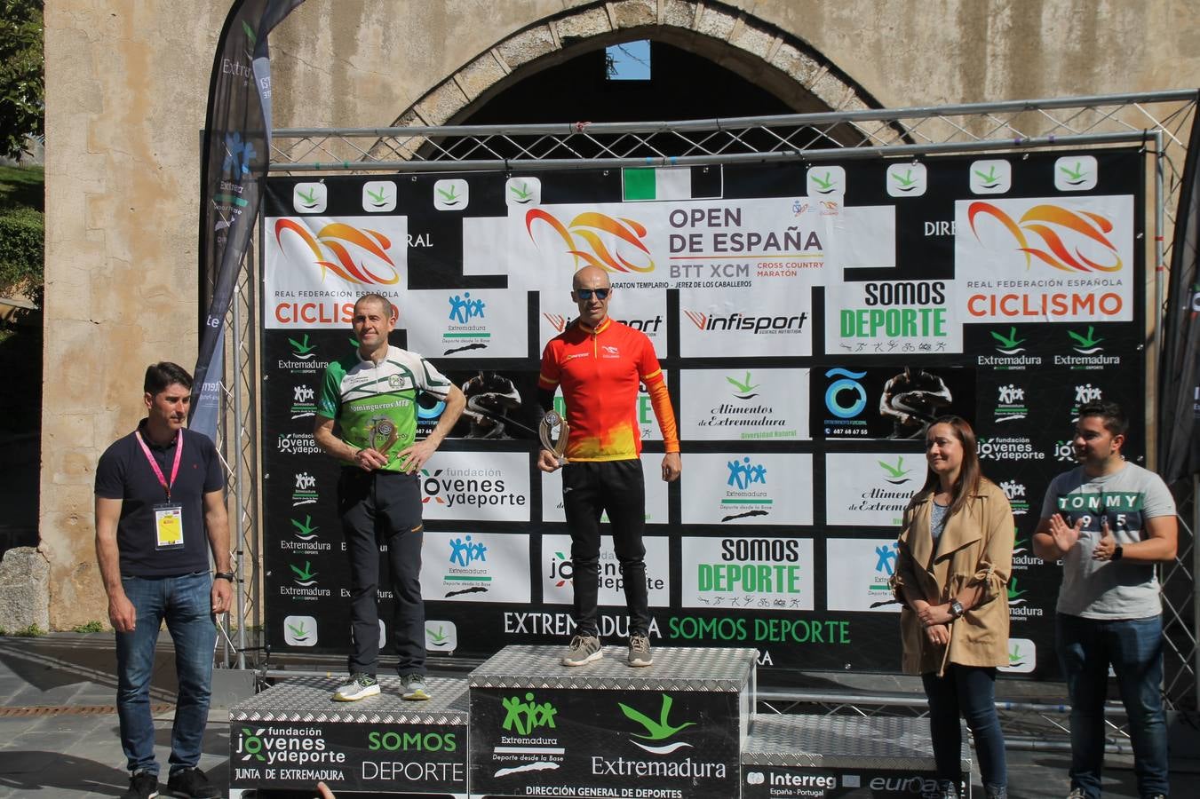 Sensacional jornada en torno al deporte del ciclismo la vivida este domingo, 10 de marzo, en Jerez de los Caballeros con la celebración del VII Maratón templario organizado por el Club ciclista de esta ciudad, con el que se ha dado continuidad a un Open de España de Maratón, que arrancó hace un mes con la VI Vuelta a Córdoba BTT.Miguel Muñoz y Lara Lois, acudían como líderes en la categoría élite tras ser los mejores en la primera cita y en esta prueba, han finalizado cuarto y primera de la general, respectivamente. José Márquez Granado (Quillo Márquez) ha sido el vencedor de la Maratón con un recorrido de 83 kilómetros por el bello entorno de dehesas de Jerez y la comarcar suroeste de Extremadura y con más de 2.000 metros de desnivel acumulado; seguido de Alejandro Díaz de la Peña y José Luis Carrasco Gámez. Agnieta Francke ha sido segunda de la general. En cuanto a los locales, Rafael García Barragán ha sido el primer jerezano de la Maratón en llegar a meta seguido de Ramón Pérez Guerrero y José Ángel González Pérez.El vencedor de la Ruta cicloturista, de 50 kilómetros, ha sido Alberto Cuevas Sánchez, seguido de Antonio Linares Paredes y Pablo Alpiste Quijada.